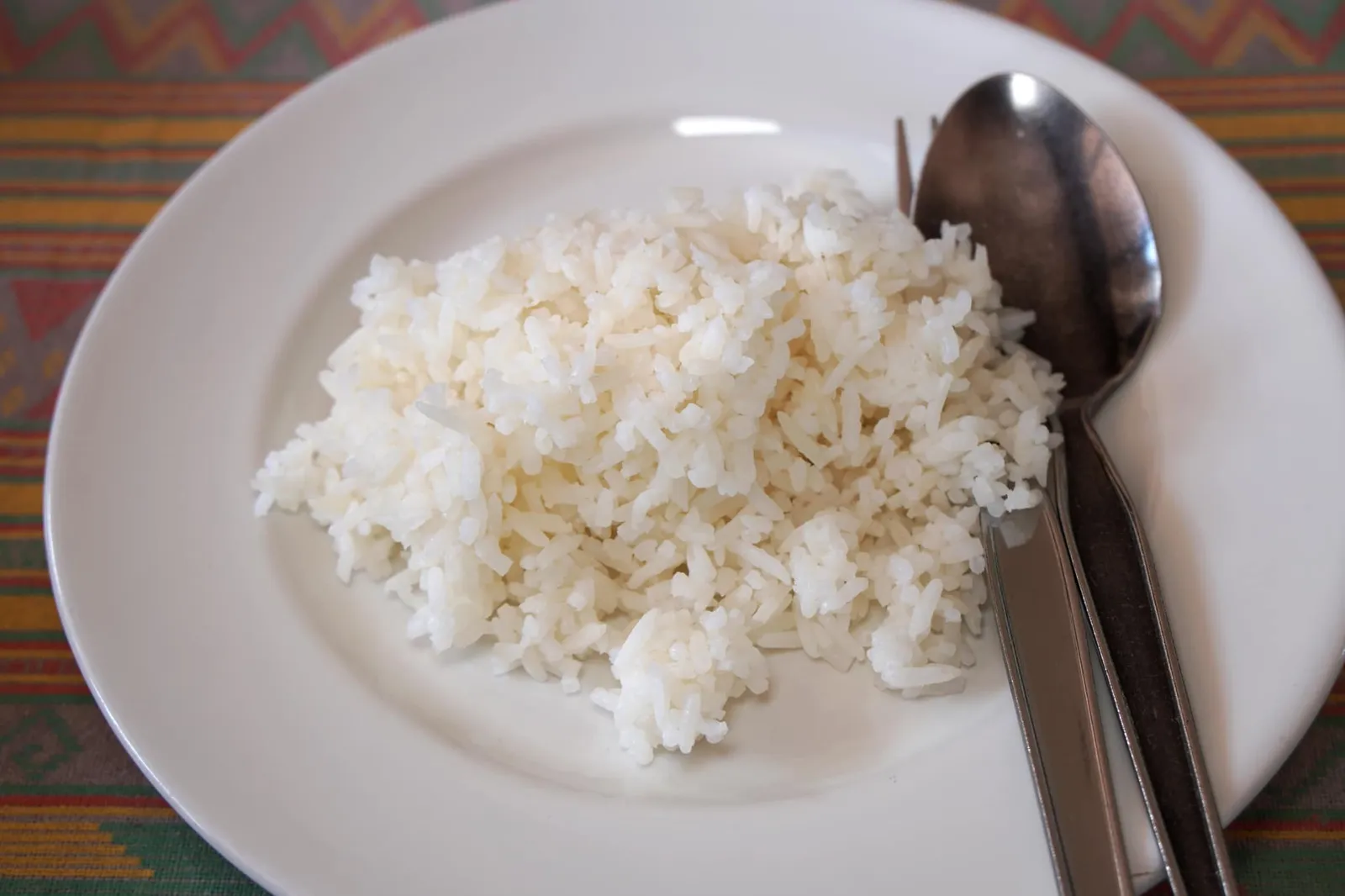 ข้าวสวย (โถ) (70) Steamed rice ข้าวสวยที่นี่ก็ใช้ข้าวคุณภาพดี ทั้งยังตั้งราคาเอาไว้ไม่แพงเลยเพียงโถละ 70 บาทเท่านั้น