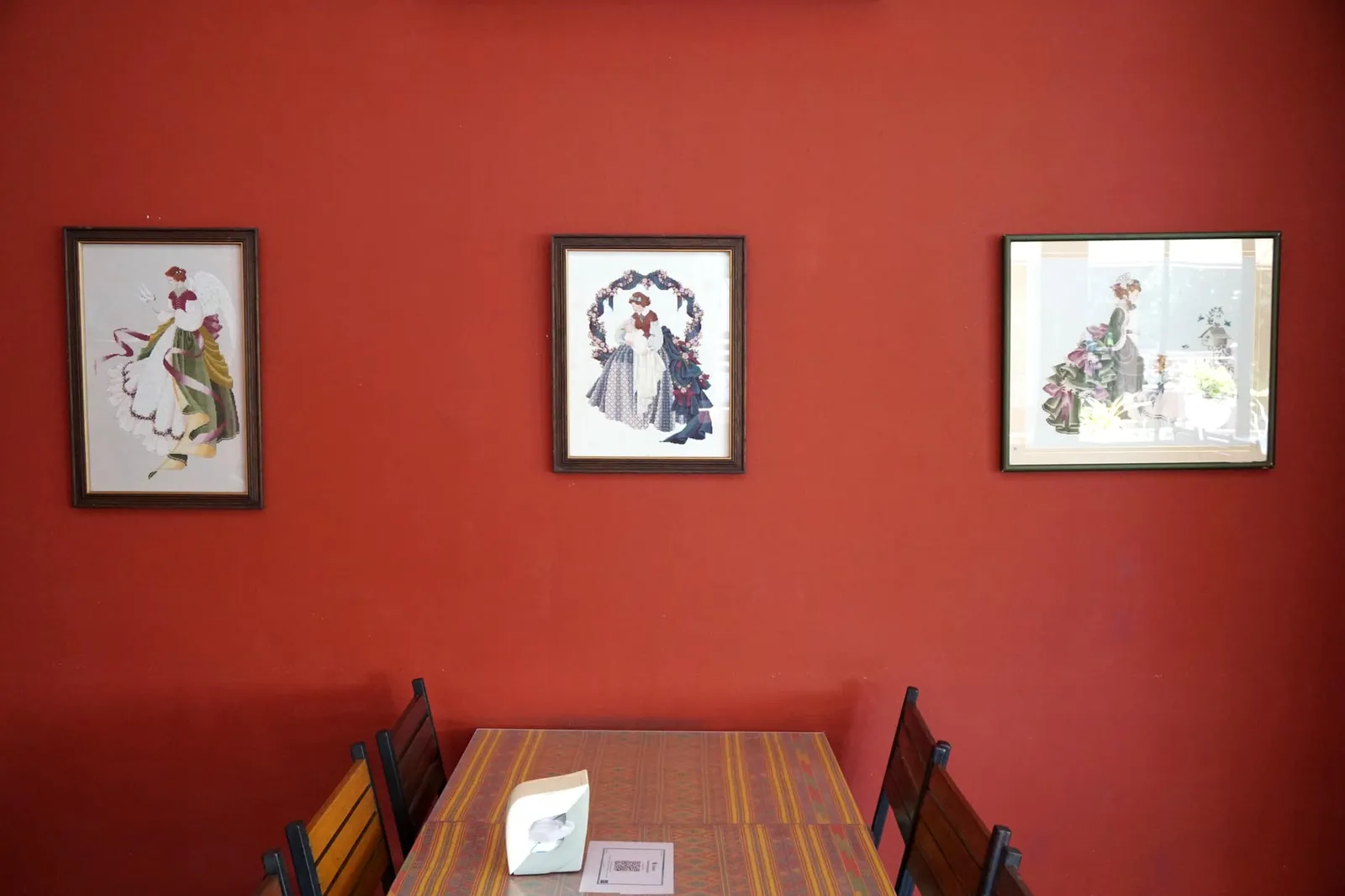 ผนังร้านทาด้วยสีแดง