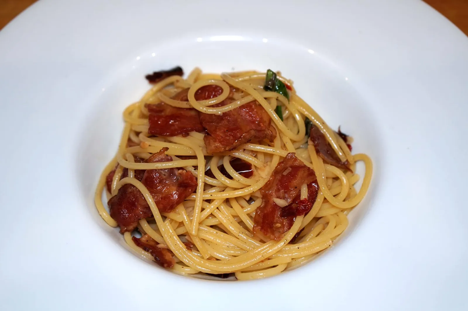Spaghetti Spicy Bacon (180) ใครที่อยากทาน Comfort Food ง่ายๆ ทางร้านก็มีพาสต้าคลาสสิคให้เลือกทานกันทั้ง Carbonara, Bolognese, Arrabiata, Pesto และ Aglio e Olio วันนี้เราลองสั่งสปาเก็ตตี้ผัดพริกแห้งมาทาน เส้นสปาเก็ตตี้นุ่มมากไปนิดอาจเป็นเพราะทางร้านเลือกความสุกเกินระดับ Al Dente ซึ่งเป็นที่นิยมของคนไทย เบคอนด้านบนไม่ได้กรอบซะทีเดียวแต่จะมีความหนึบนิดนึง พริกแห้งใส่มามีรสเผ็ดเพื่อตัดกับความมันของน้ำมันจากเบคอนซึ่งดูจะเยอะมากไปหน่อย (11/20)