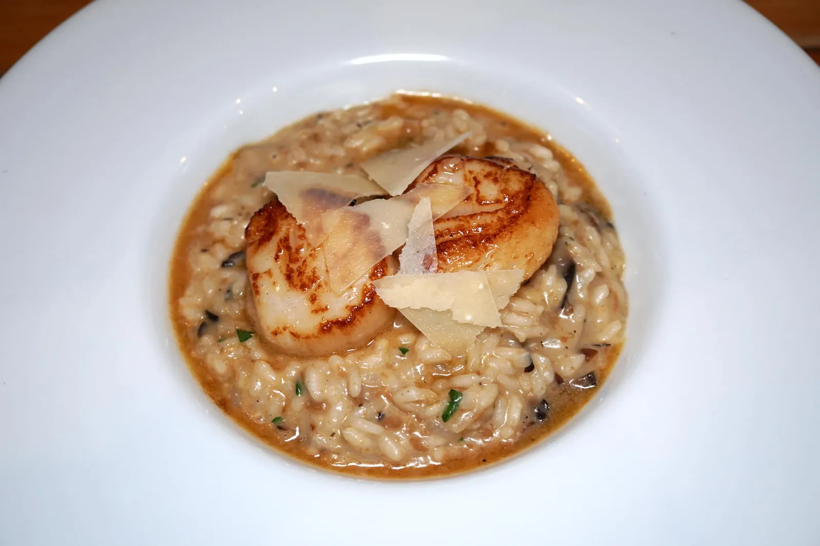 Seared Scallops with Truffle Risotto (420) ใครมาที่นี่ห้ามพลาดที่จะสั่งเมนูพิเศษตามฤดูกาลซึ่งจะเขียนเอาไว้บนกระดานดำมาทานกัน ขอแนะนำรีซอตโต้ที่ปรุงมาในน้ำสต็อกทรัฟเฟิลจนหอม มีระดับความสุกกำลังดีทานแล้วมีความกรึบนิดๆ เสิร์ฟมากับ US Scallops ไซซ์ยักษ์ 2 ตัว เซียมาสุกพอดี เนื้อนุ่ม หวาน ก่อนจะโรยพาเมซานทอปไว้ด้านบนสุด ขอแนะนำให้ขอพาเมซานเพิ่มจากพนักงานเพื่อโรยเพิ่มลงไปให้รสชาติเค็มของชีสมาตัดกับความหอมครีมมี่ของข้าวและซอสได้อย่างลงตัว (13/20)