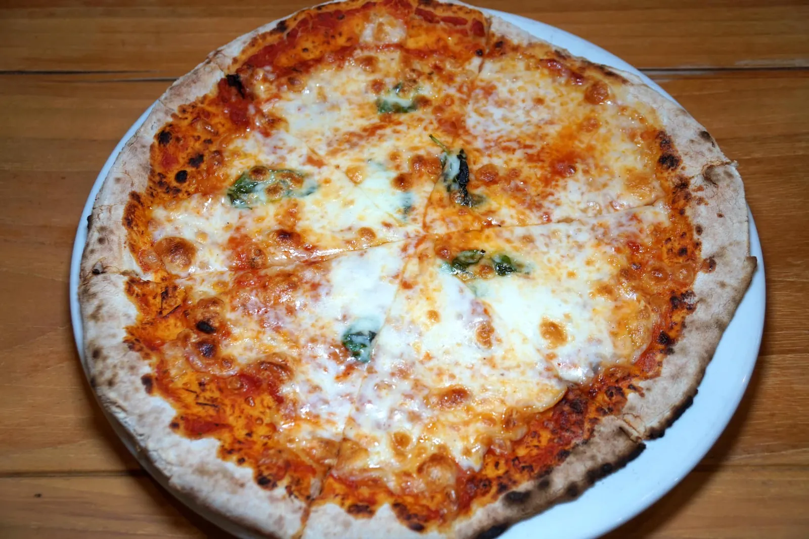 Pizza Margherita (220) หากใครพาเด็กๆมาด้วยหรือมากันเป็นครอบครัวมาแนะนำให้สั่งพิซซ่ามาแบ่งกันทาน ทางร้านมีหน้าให้เลือกค่อนข้างหลากหลายโดยมีราคาเริ่มต้นเพียง 220 บาทสำหรับพิซซ่ามาเกริต้าขนาดปกติ ทั้งยังสามารถเลือกหน้าพิซซ่าได้ถึง 2 ชนิดในถาดเดียวอีกด้วย พิซซ่าที่นี่อบในเตาฟืนตามแบบฉบับ Neapolitan จนขอบไหม้ ส่งกลิ่นหอม น่าทานสุดๆ สำหรับพิซซ่ามาเกริต้าด้านบนเป็นชีสมอซซาเรลล่า ซอสมะเขือเทศ และใบเบซิล ด้วยราคาที่เข้าถึงง่ายอาจต้องบอกสักนิดว่าวัตถุดิบที่เลือกใช้จะแตกต่างไปจากห้องอาหารอิตาเลียนชั้นสูงในกรุงเทพ แต่หากเทียบกับราคาแล้วถือว่าคุ้มค่าเลยล่ะ (13/20)