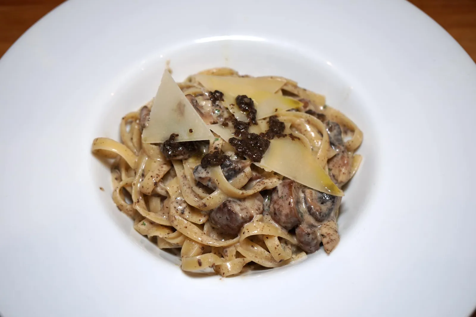 Tagliatelle with Black Truffle, Mushrooms & Taleggio (320) ถัดมาคือพาสต้าตาเกลียเตลเล่เสิร์ฟมาที่ความสุกเกินระดับอัลเดนเต้ไปเล็กน้อย เชฟคลุกเคล้ามากับน้ำซอสเห็ดและชีส ทอปด้วยเพสต์ทรัฟเฟิลเพิ่มอโรม่าและกลิ่นหอมให้เด่นชัดมากขึ้น (12/20)