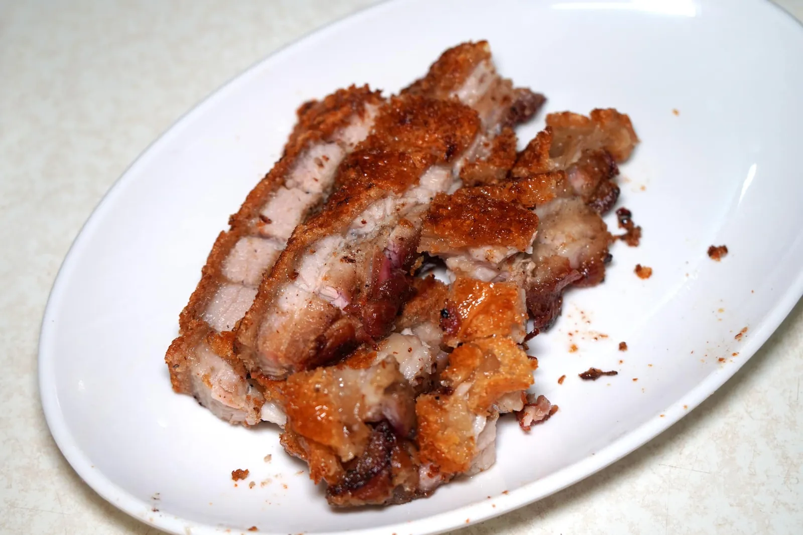 หมูกรอบ (120) แค่ดูจากภาพก็พอจะบอกได้ว่าอัตราส่วนไขมันกับเนื้อหมูพอเหมาะพอดีมากๆ ผิวด้านบนกรอบ หอม มีรสเค็มเบาๆ เนื้อด้านล่างนุ่ม ฉ่ำ ไม่แห้งแข็ง แนะนำอย่างมากให้สั่งหมูกรอบจานแยกมาทานเพิ่ม อร่อยจนหยุดไม่ได้เลยล่ะ (15/20)