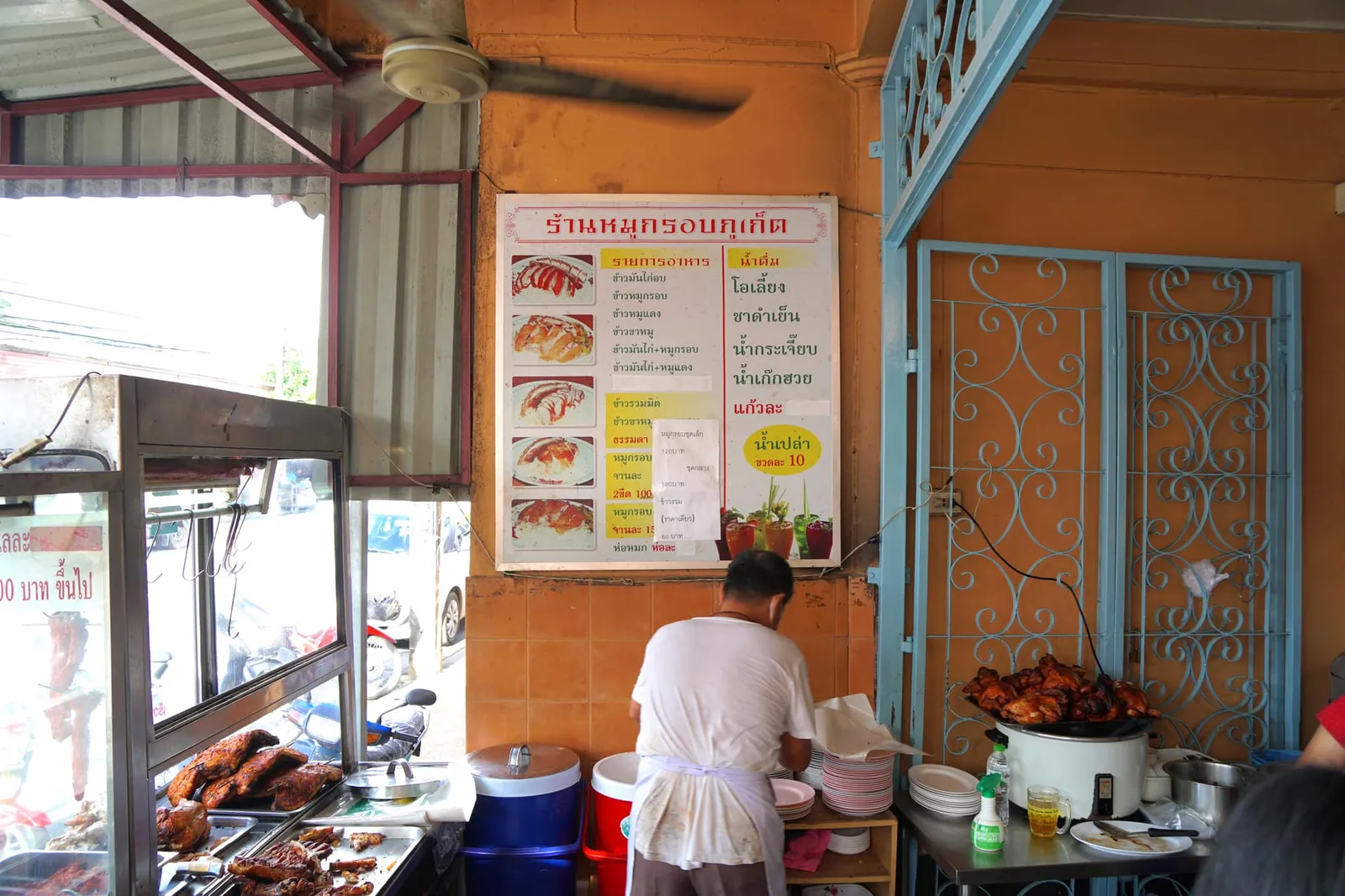 ทายาทรุ่นปัจจุบันเป็นรุ่นที่ 3 ยังคงสืบทอดสูตรลับการทำหมูกรอบและไก่อบโอ่งที่อร่อยเด็ดไร้เทียมทาน