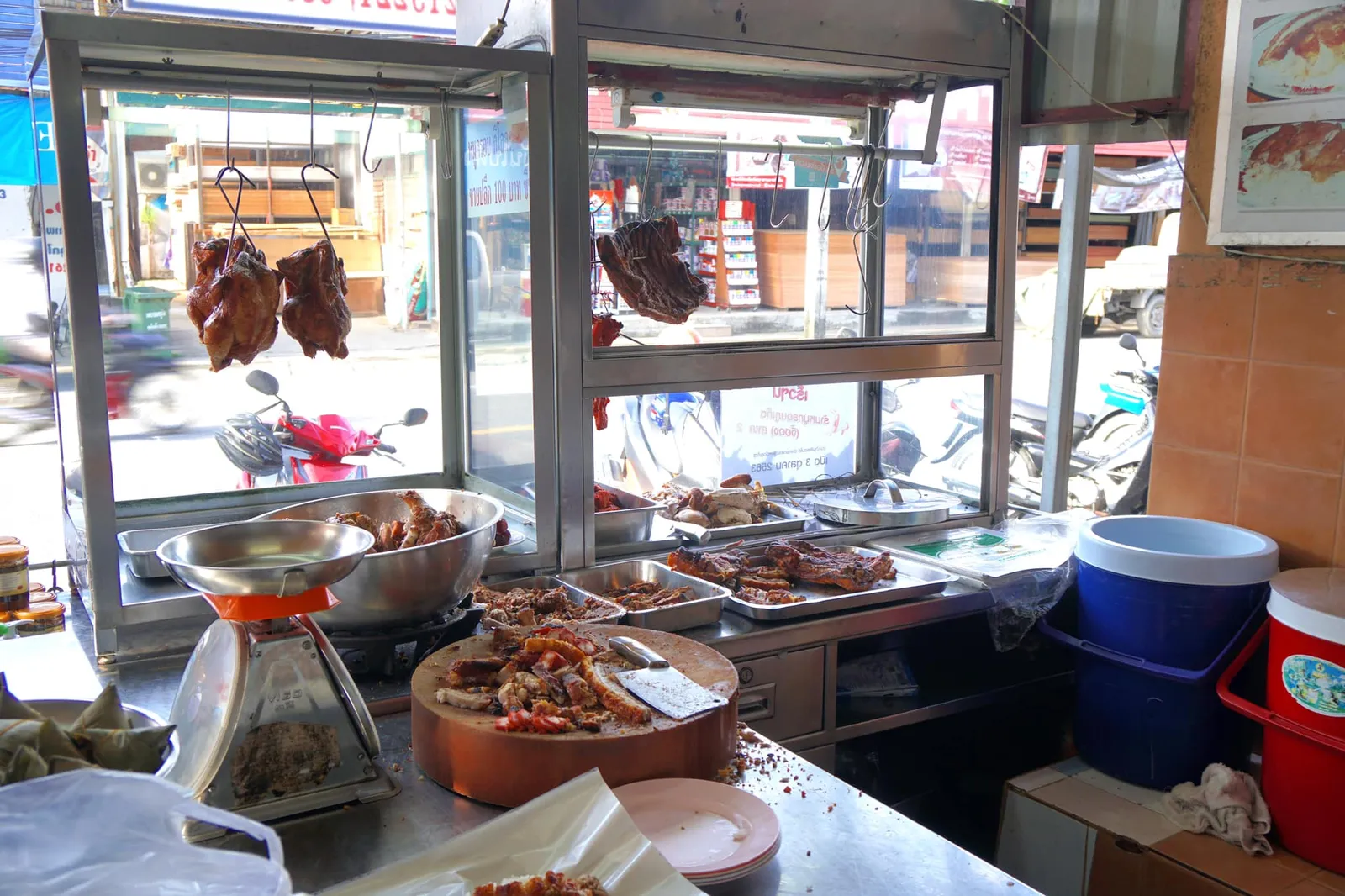 จี้ฮอง เป็นร้านหมูกรอบเจ้าดังที่ตั้งอยู่บนถนนวิชิตสงครามในตัวเมืองภูเก็ตเปิดทำการมานานกว่า 30 ปี