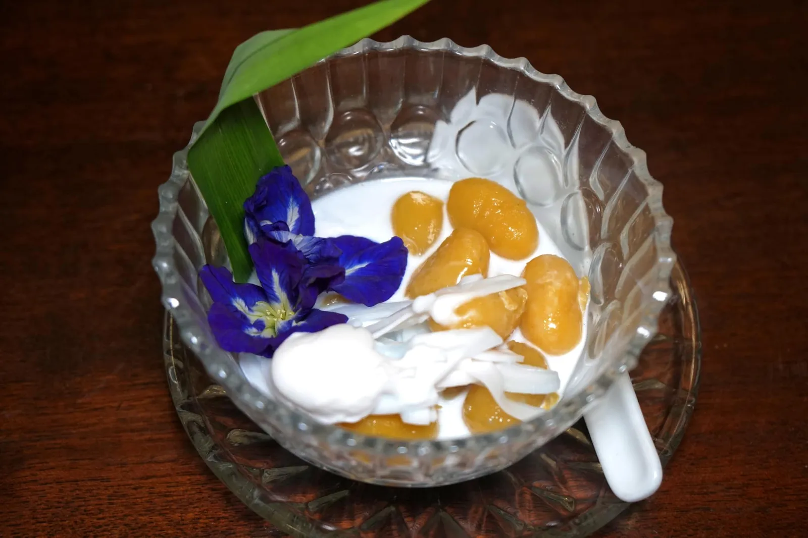 บัวลอยเม็ดขนุน (109) Thai Mung Bean Marzipam and Egg Yolk Dessert im Sweet Coconut Milk สำหรับของหวานต้องนี่เลย บัวลอยเม็ดขนุนที่ทางร้านทำเองไฮไลท์คือเม็ดขนุนที่มีเนื้อสัมผัสต่างจากที่หาทานได้ทั่วไปคือมีความนุ่มหนึบ รสชาติออกหวานคล้ายๆกับขนมถั่วกวน พอทานกับน้ำกะทิที่มีรชความหอม มัน ปรากฎว่าอร่อยหาใครเทียบได้ยากเลยทีเดียว (14/20)