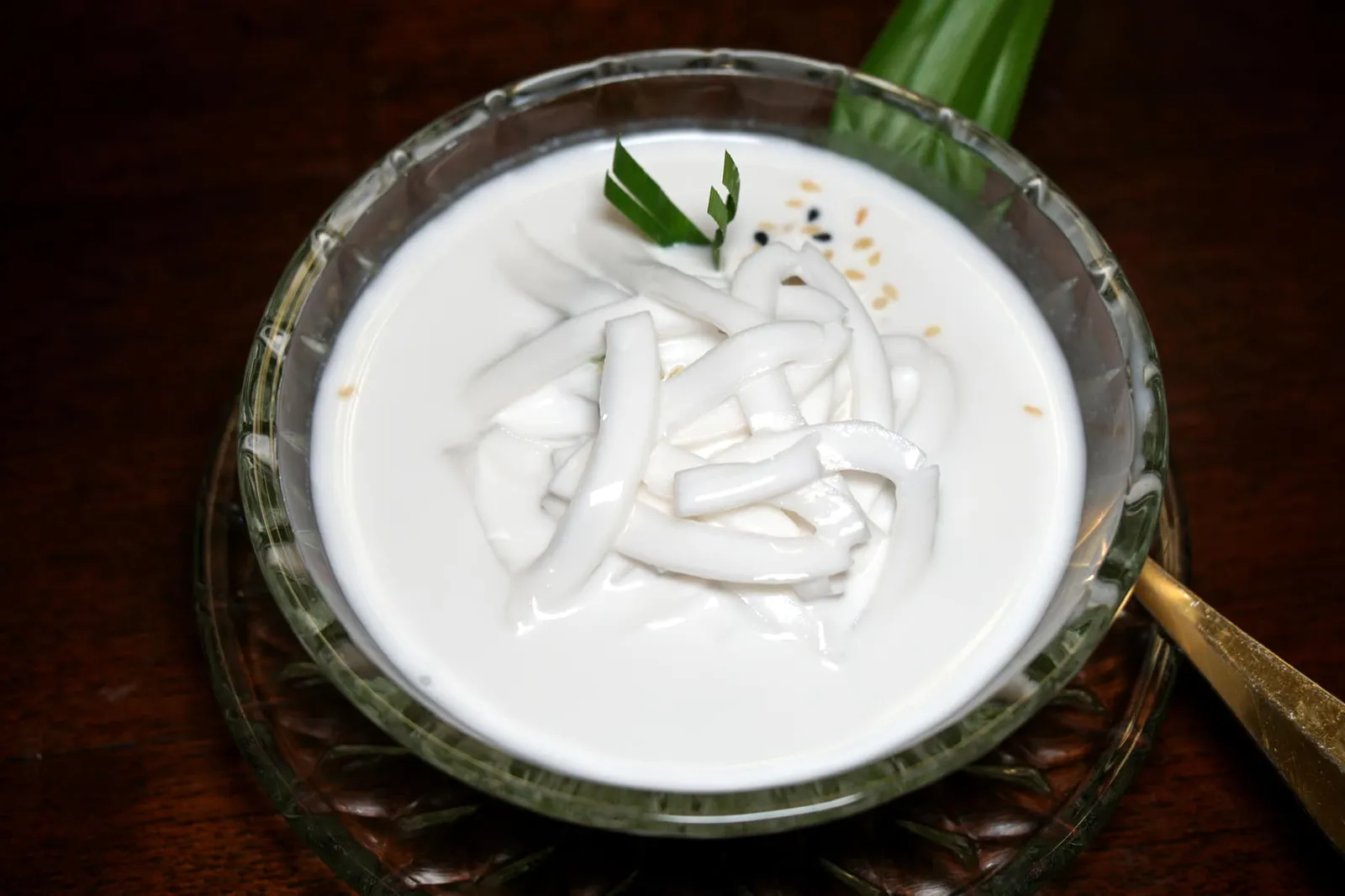 เปียกปูนกะทิสดมะพร้าวอ่อน (89) Green Coconut Sweet Pudding ถัดมาคือขนมเปียกปูนเนื้อนุ่ม หอมกลิ่นใบเตย รสชาติหวาน มัน เค็ม กลมกล่อม เชฟลันไดยังใส่มะพร้าวมาเพื่อเพิ่มมิติทางเนื้อสัมผัสด้วย (13/20)
