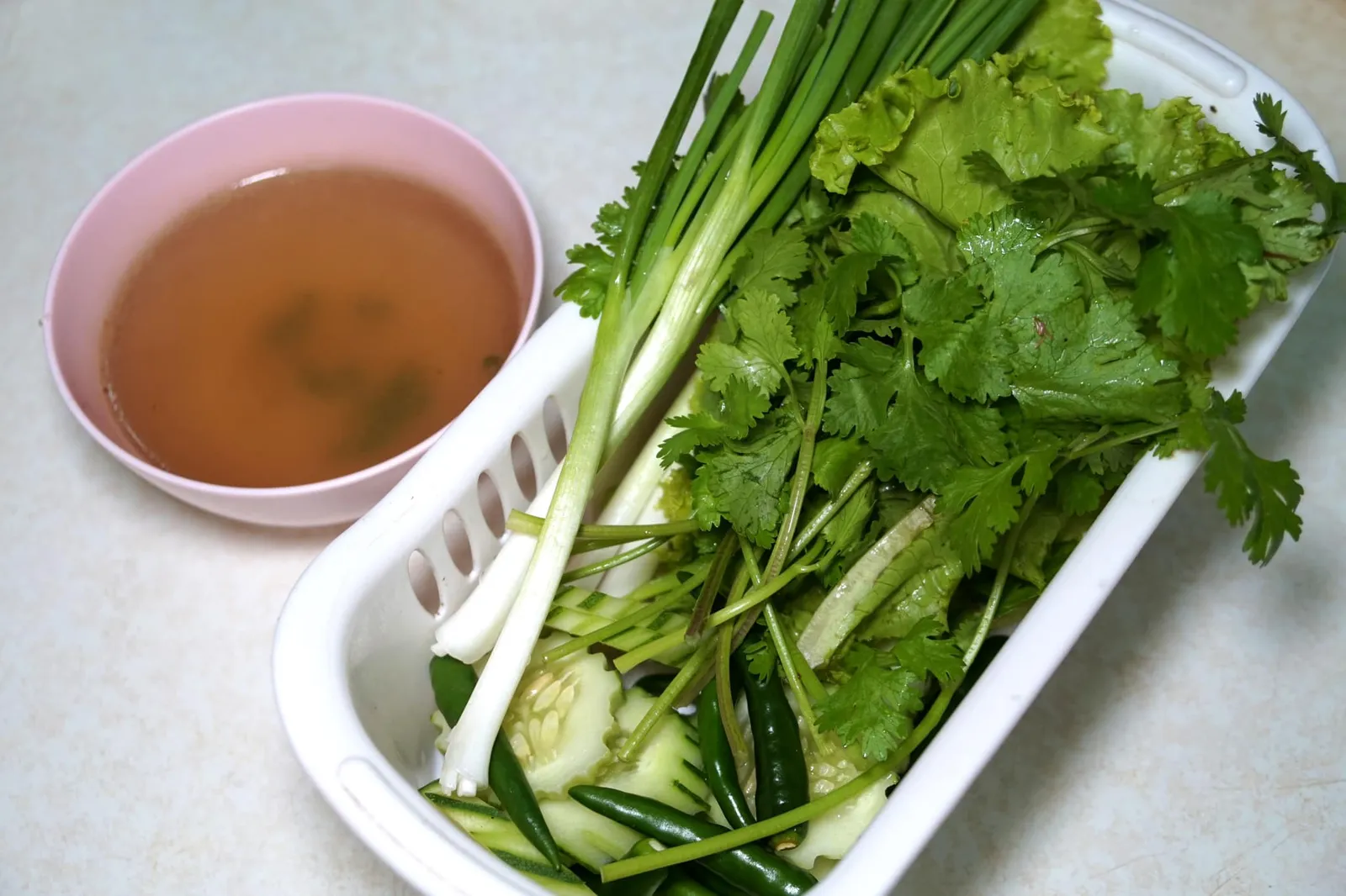 น้ำซุปและผัดสด (Complimentary) เมนูข้าวเสิร์ฟมากับผักสดและน้ำซุปกระดูกหมูรสชาติกลมกล่อม