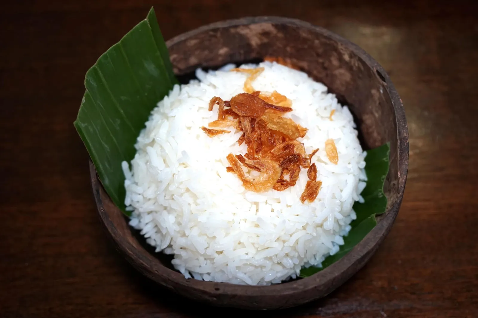 ข้าวเปล่า Steamed Rice อาหารไทยต้องทานคู่กับข้าวสวยร้อนๆเสิร์ฟมาในกะลาขนาดพอดีสำหรับทานหนึ่งคน