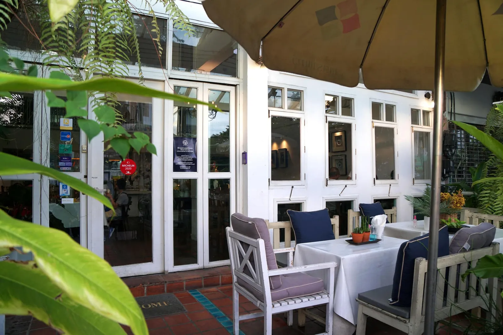 เฟลันไดเปิดร้านอาหารแห่งแรกขึ้นบนถนนช้างเผือกใช้ชื่อว่า “บ้านแม่ลันได” เนื่องจากที่นั่นเชฟยกให้คุณแม่เป็นคนดูแลทั้งหมดและจัดเสิร์ฟออกมาในสไตล์โฮมมี่ มีความบ้านเสมือนคุณแม่ทำอาหารให้ลูกๆทาน ส่วนร้านที่สองที่เราได้มารีวิววันนี้คือ “บ้านลันได” ตั้งอยู่บนถนนพระปกเกล้าซึ่งเชฟลันไดเป็นคนคิดค้นเมนูและควบคุมครัวเองทั้งหมด อาหารที่ร้านนี้ได้ปรับให้มีความละเมียดและแฝงความสร้างสรรค์มากยิ่งขึ้น