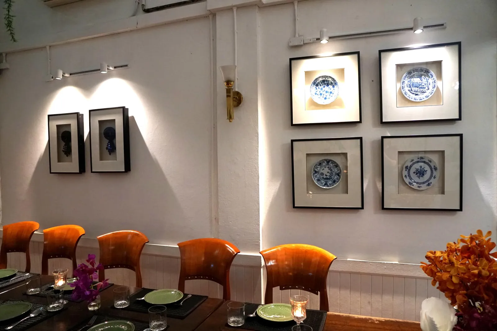 โต๊ะทุกตัวประดับด้วยแจกันใส่ดอกกล้วยไม้และตะเกียงช่วยให้ร้านเล็กๆดูอบอุ่นขึ้นมาและเหมาะกับการนัดคนในครอบครัวครอบครัวหรือเพื่อนๆมาพบปะกันหลังเลิกงาน