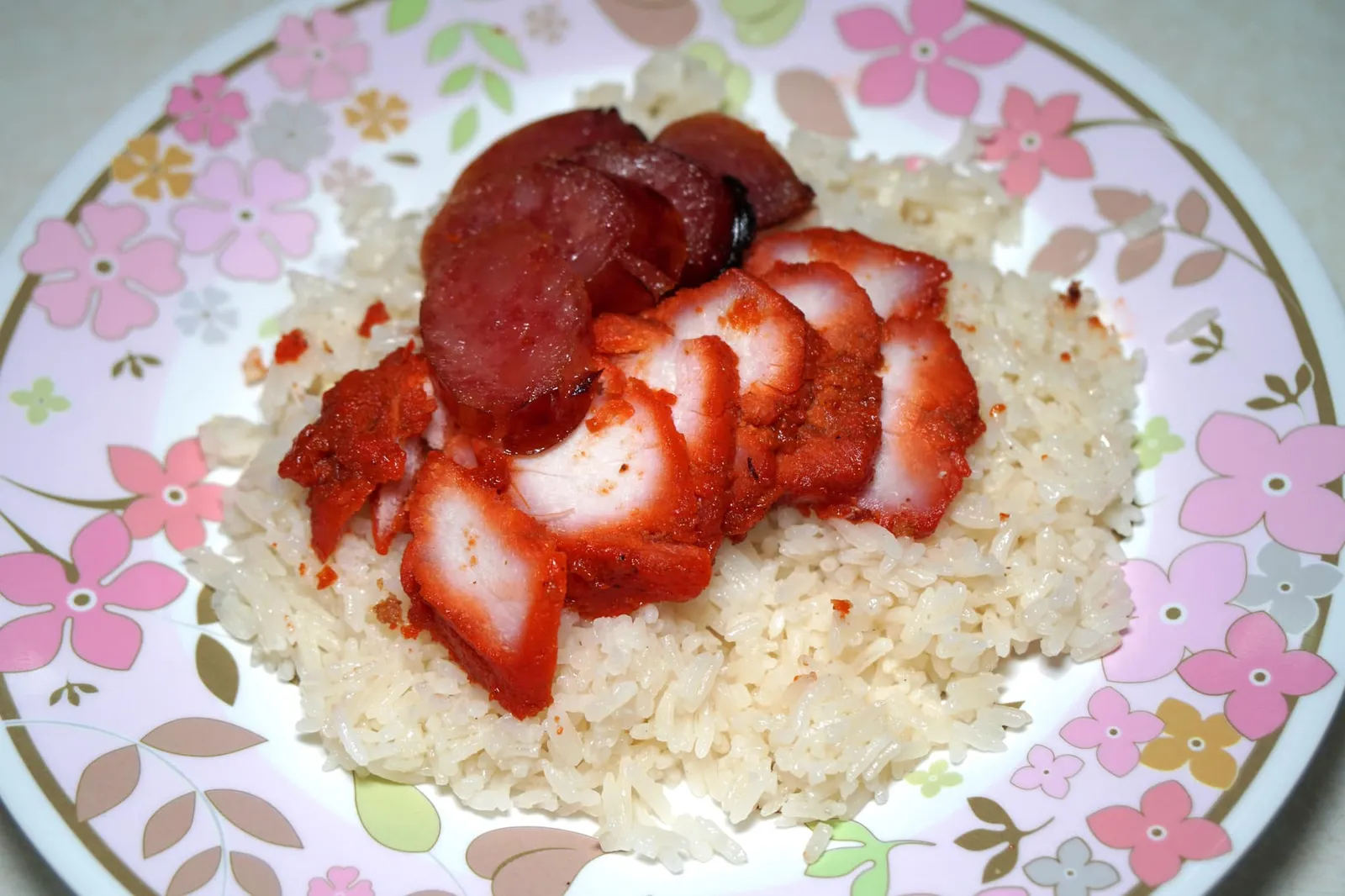 ข้าวหมูแดง (50) ข้าวหมูแดงที่นี่เลือกใช้ข้าวมันมาทานกับเนื้อหมูแดง น้ำซอสไม่ติดหวานเท่าไหร่นัก ข้างกันคือกุนเชียงแบบจีนซึ่งค่อนข้างแห้งไม่ฉ่ำน้ำ รสชาติไม่หวานจนเกินไป โดยรวมคือดีกว่ามาตรฐานแต่ยังไม่ใช่จานเด็ด (12/20)