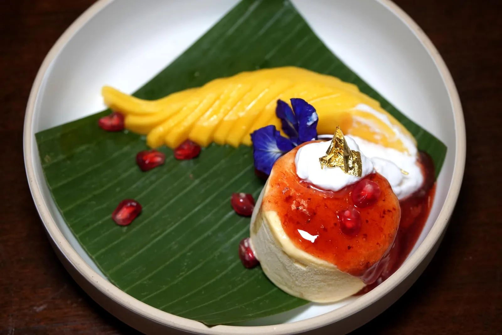 ไอศกรีมรสมะม่วงและเครื่องเคียงตามฤดูกาล (169) Mango Ice Cream & Seasonal Toppings ปิดท้ายด้วยไอศกรีมที่มีให้เลือกหลากหลายรสชาติ ขอแนะนำไอติมมะม่วงที่เชฟลันไดบรรจงเสิร์ฟมาคู่กับมะม่วงสุกฝานรสหวานอร่อย ทอปด้วยน้ำซอสรสเปรี้ยวหวานเดับรสชาติอาหารคาวทังหมดได้เป็นอย่างดี (13/20)