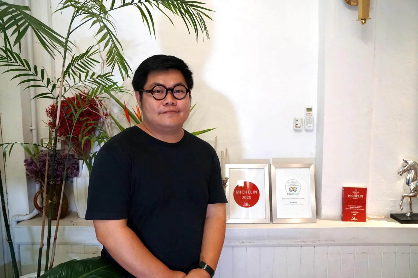 เชฟ-เจ้าของร้าน คุณลันได คลุกคลีกับการช่วยพ่อแม่ในครัวและหลงรักการทำอาหารไทยมาตั้งแต่เด็ก แม้ตัวจะจบการศึกษาจากคณะสถาปัตกรรมศาสตร์ มหาวิทยาลัยเชียงใหม่ แต่สุดท้ายก็เลือกเดินตามความฝันที่จะมีร้านอาหารเล็กๆเป็นของตัวเอง