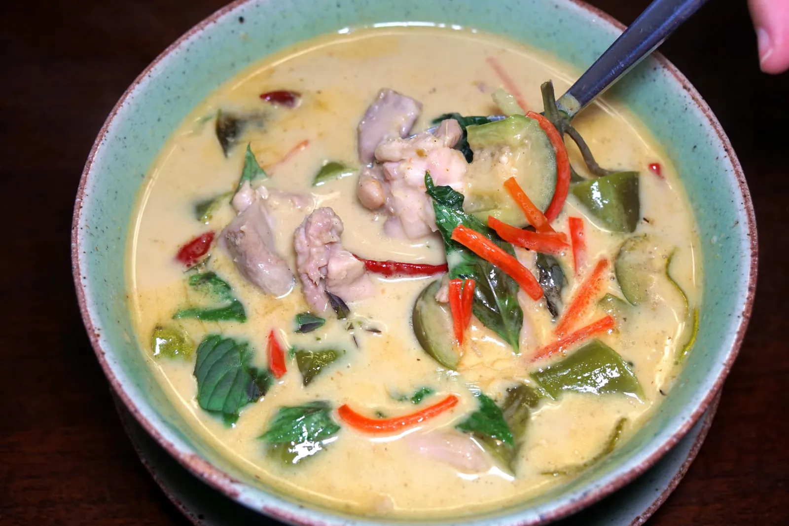 แกงเผ็ดผสมแกงเขียวหวานไก่ (269) Red & Green Curry Chicken เมนูสุด Unique ที่เชฟนำแกงเขียวหวานพื้นเมืองมาเพิ่มลูกเล่นโดยการผสมรสเผ็ดอย่างแกงเผ็ดลงไปด้วย เครื่องแกงเนื้อเนียน หอมกลิ่นสมุนไพรมากๆ มีชาติรสหวานนิดๆ ตัดด้วยรสเผ็ดจัดจ้าน เนื้อไก่ก็นุ่ม สุกกำลังดี ทานกับข้าวสวยร้อนๆ อร่อยสมกับเป็นเมนูแนะนำ (13/20)