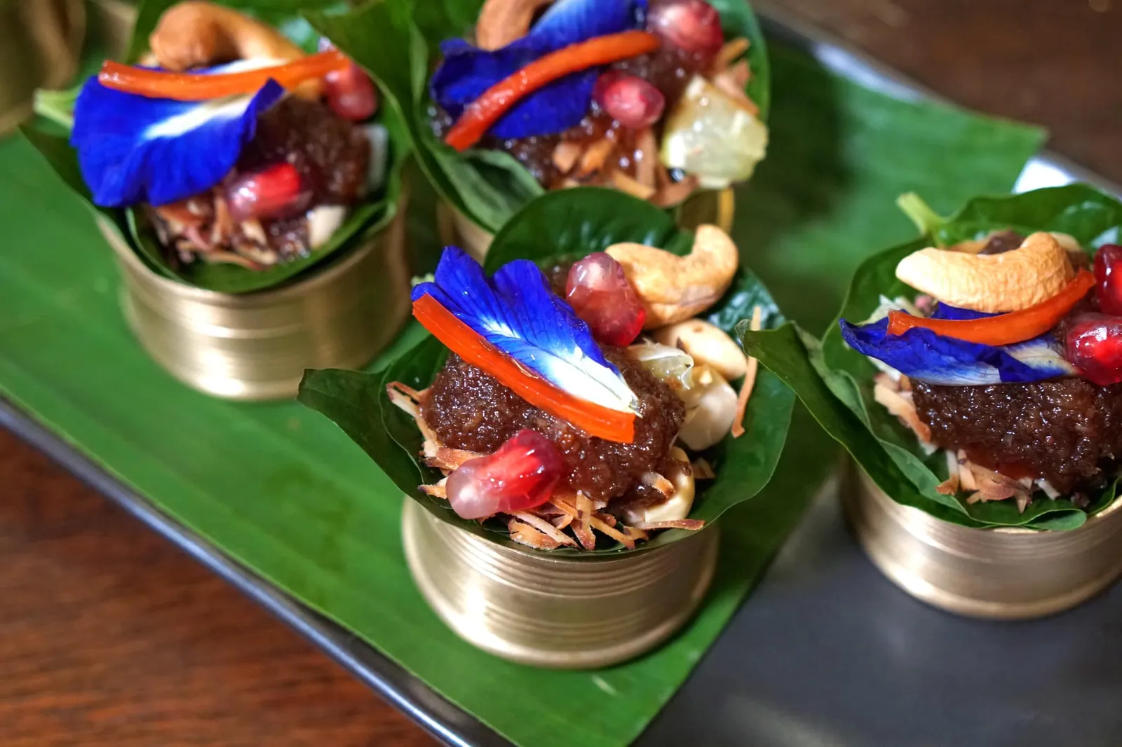 เมี่ยงคำดอกไม้ (139) Leaf Wraps: Blend of Coconut, Ginger, Fresh Bitter Leaves, Peanut, Lime and Chilli ใบชะพลูกรอบดีไม่มีรสขม เครื่องด้านในทุกอย่างเข้ากันได้อย่างลงตัว มีเนื้อสัมผัสหลากหลายทั้งความกรอบและความนุ่ม ไฮไลท์คือน้ำซอสที่ทำออกมาดีมากๆมีรสหวานกลมกล่อมตัดกันกับความเปรี้ยวจากมะนาว ไม่ข้นและไม่ใสจนเกินไป (13/20)