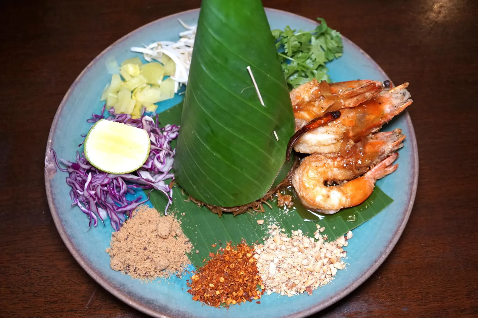 ผัดหมี่โบราณกุ้งทอดคลุกซอสมะขาม (199) Fried White Rice Noodles and Fried Shrimps with Tamarind Sauce มาถึงเมนูเส้นสูตรพิเศษของเชฟลันไดจัดเสิร์ฟมาเป็นอาหารจานเดียวพร้อมทาน (12/20)