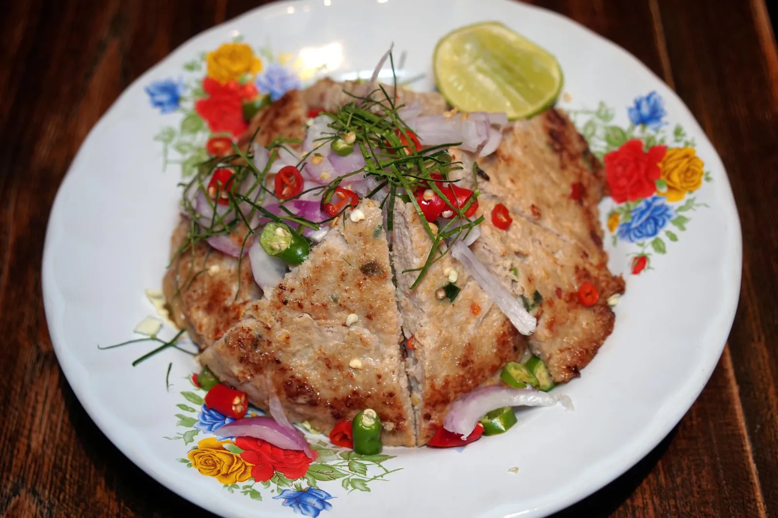 หมูสับปลาเค็มตราด (220++) Pan fried patty of minced pork & Trat's salted king mackerel หมูสับปลาเค็มที่นี่โดดเด่นไม่เหมือนใครเพราะทางร้านใช้เนื้อหมูสับผสมกันกับปลาอินทรีเค็มจากจังหวัดตราดที่ผ่านการทอดแล้วทุบจนละเอียด ปรุงเครื่องด้วยพริกและหอมแดง ทอดจนสุกกำลังดีแล้วหั่นเป็นชิ้นพอดีคำ ด้านบนคือพริกซอย หอมแดงซอย ใบมะกรูดซอย บีบมะนาวนิดๆก่อนทาน สิ่งแรกที่ประทับใจก่อนเลยคือกลิ่นอันหอมยั่วยวนของปลาเค็ม อย่างที่สองคือเนื้อสัมผัสที่มีทั้งความนุ่มและเด้งในเวลาเดียวกัน สุดท้ายคือรสชาติที่หลากหลายและดีไปเสียหมด เค็มนิดๆ เปรี้ยวและเผ็ดหน่อยๆ สุดยอดมากๆ (14/20)