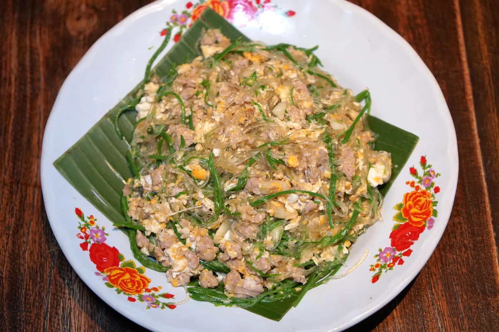 ชะอมผัดวุ้นเส้นหมูสับ (180++) Stir fried glass noodles with minced pork and ”cha-om“ สำหรับเมนูผักใครที่ชอบชะอมห้ามพลาดจานนี้เลย ชะอมผัดวุ้นเส้น ต่างจากร้านทั่วไปที่วุ้นเส้นค่อนข้างนิ่มแต่ที่ศรีตราดทำเนื้อสัมผัสได้หนึบพอดี นอกจากนี้ยังใส่หมูสับก้อนลงไปด้วยจึงเคี้ยวสนุกมากขึ้น กลิ่นของชะอมเรียกได้ว่าลอยเด่นมาแตะจมูกตั้งแต่ที่พนักงานยกมาเสิร์ฟ ถือเป็นจานที่ดึงเอกลักษณ์ของวัตถุดิบท้องถิ่นออกมาได้ดีจริงๆ (13/20)