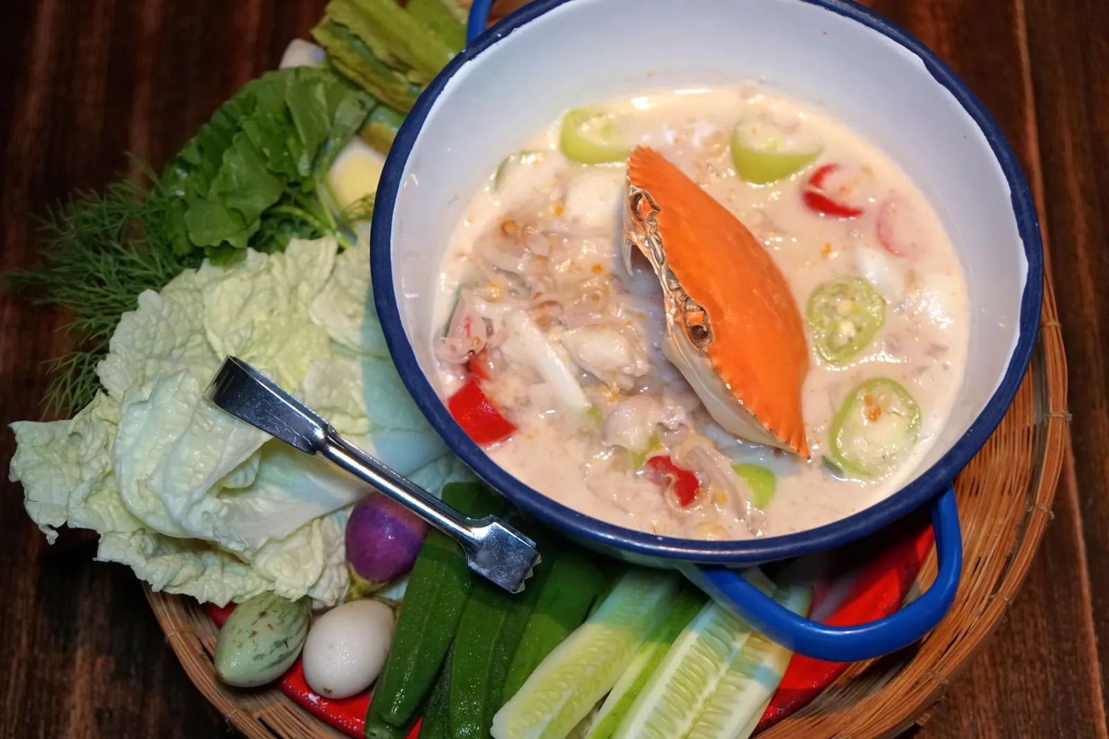 หลนปูไข่ (540++) Coconut milk based herbal dip with lump crab meat, crab roe and minced pork; accompanied by a basket of fresh vegetables หลนปูไข่ถือเป็นหนึ่งในเมนูแนะนำประจำร้านศรีตราด ทางร้านเลือกใชัเนื้อปูทะเลก้อน หนึ่งในสัตว์เศรษฐกิจสำคัญของประเทศไทนมาทำเป็นหลนหม้อโต ทานแล้วให้รสความครีมมี่ของกะทิที่ไม่มากจนเกินไป มีกลิ่นหอม รสชาติกลมกล่อมมากๆ แนะนำตักทานกับผักสดออร์แกนิคที่เสิร์ฟมาข้างกันหรือจะทานกับข้าวสวยร้อนๆก็ย่อมได้ (14/20)
