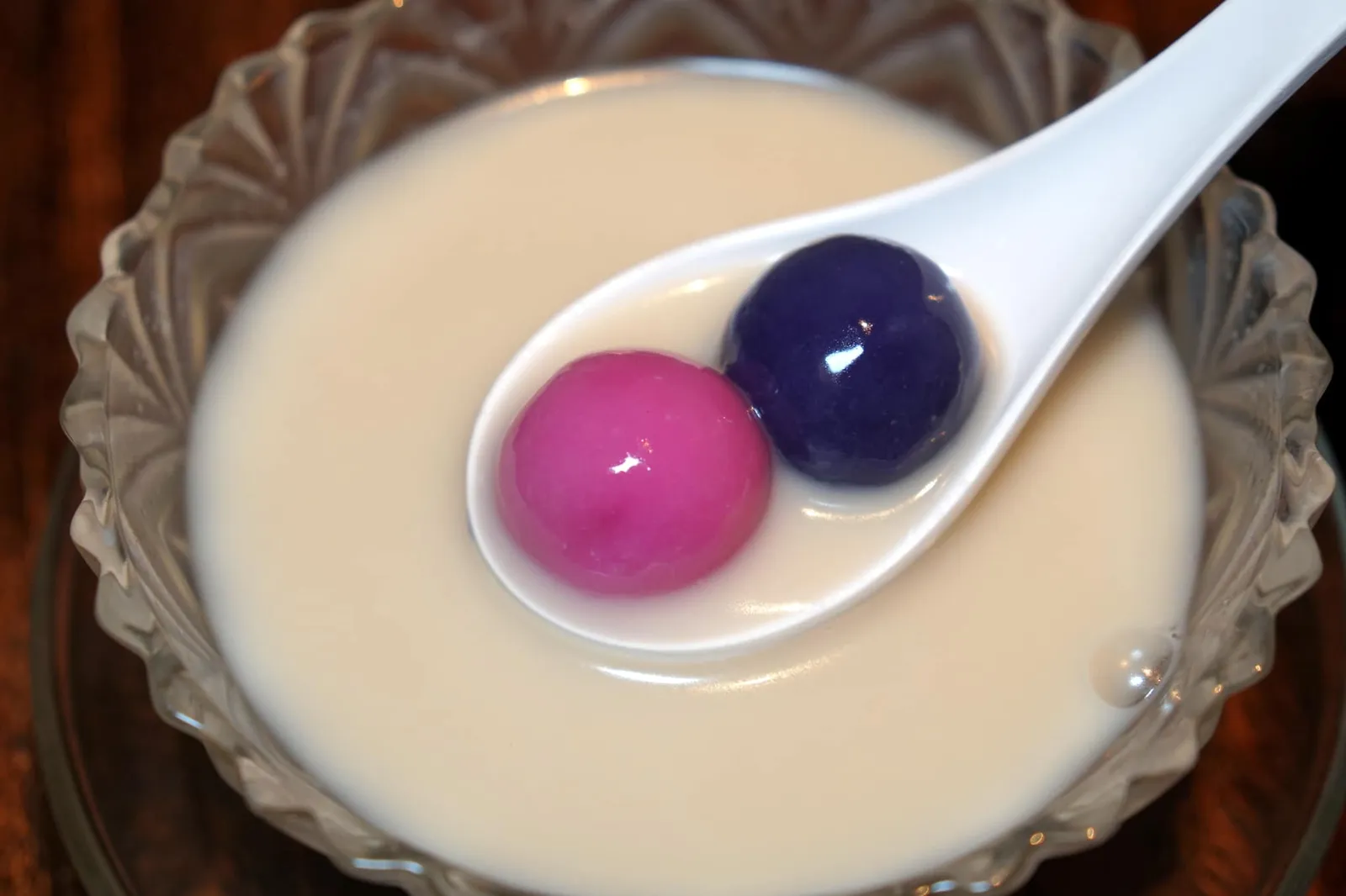 ขนมโค (100++) Brown sugar & coconut centered dumplings in warm sweet coconut milk soup ขนมโคเป็นอาหารหวานที่มีต้นกำเนิดมาจากภาคใต้ ด้านนอกเป็นแป้งผิวบาง เหนียวนุ่ม ด้านในสอดไส้เป็นมะพร้าวรสหวาน เคี้ยวแล้วจะมีความกรึบ ไฮไลท์คือน้ำกะทิที่เคี่ยวมาดีมากๆ รสหวาน กลมกล่อม ดีงามมากจริงๆ (13/20)