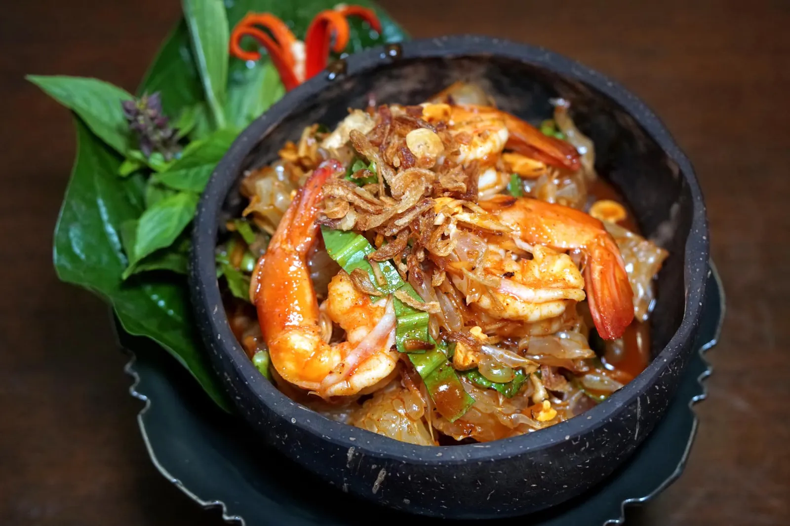 ยำส้มโอทับทิมกุ้งสด (189) Grapefruit Pomegranate and Shrimp Spicy Salad ถัดมาคือยำส้มโอที่ผ่านการแกะมาอย่างละเอียด รสชาติออกไปทางแบบผู้ดีชาววัง มีความเปรี้ยวนำแซมด้วยรสหวาน ตัดด้วยความเผ็ดตรงปลาย เคี้ยวไปจะได้ความกรอบของมะพร้าวคั่วและตะไคร้ซอย เนื้อกุ้งสุกกำลังดี ทานเล่นไม่นานก็หมด (12/20)