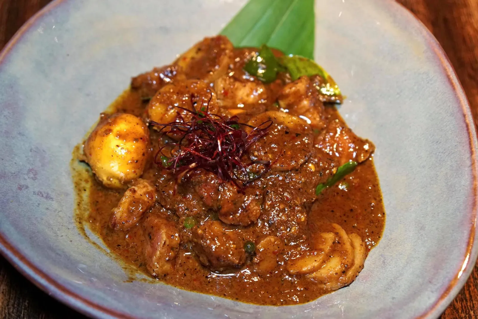 แกงเนื้อลูกกล้วย (290++) Spice-packed dry curry with grilled beef chuck and unripened banana หนึ่งในเมนูตามฤดูกาลที่จัดเสิร์ฟเฉพาะบางช่วงเวลาคือแกงเนื้อลูกกล้วย ตัวแกงจะมีน้ำไม่เยอะ มีความขลุกขลิก ที่สำคัญ รสชาติเข้มข้น … มาก ! พริกแกงรสชาติจัดจ้านในทุกๆทาง มีกลิ่มหอมพริกไทยและสมุนไพรอื่นๆชัดเจน เนื้อวัวแม้จะใช้เกรดปานกลางแต่มีความนุ่มเข้ากันดีมากๆ กล้วยดิบที่ใส่มาช่วยเพิ่มมิติทางเนื้อสัมผัส ถือเป็นจานที่ทำออกมาได้เกินคาด แต่อาจต้องขอละเว้นเอาไว้สำหรับคนไม่ทานเผ็ดหรืออาหารรสจัด (14/20)