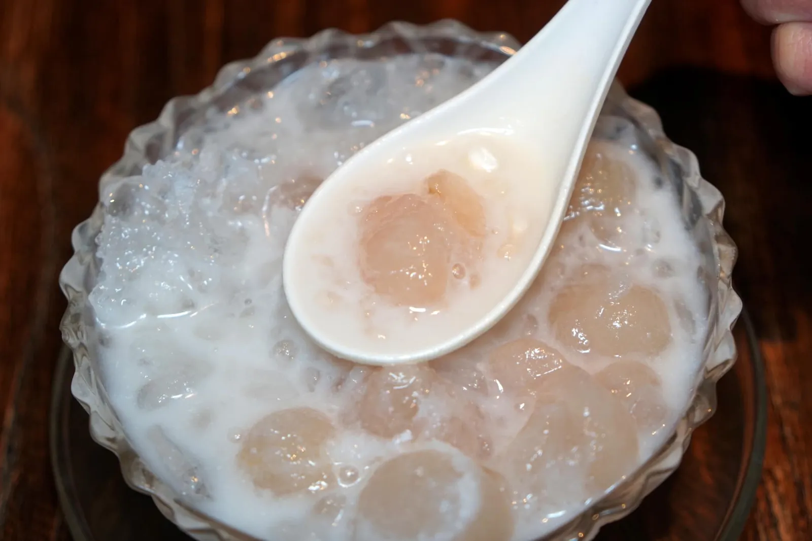 Semi-frozen longan in coconut milk soup and crushed ice สุดท้ายคือลำไยกะทิสด ทางร้านนำลำไยไปแช่แข็งจนตรงกลางมีเนื้อสัมผัสคล้ายน้ำแข็งไส ทานกับน้ำกะทิใส่น้ำแข็งบดมาเย็นๆ ชื่นใจ ปิดท้ายมื้ออาหารได้เป็นอย่างดี (12/20)