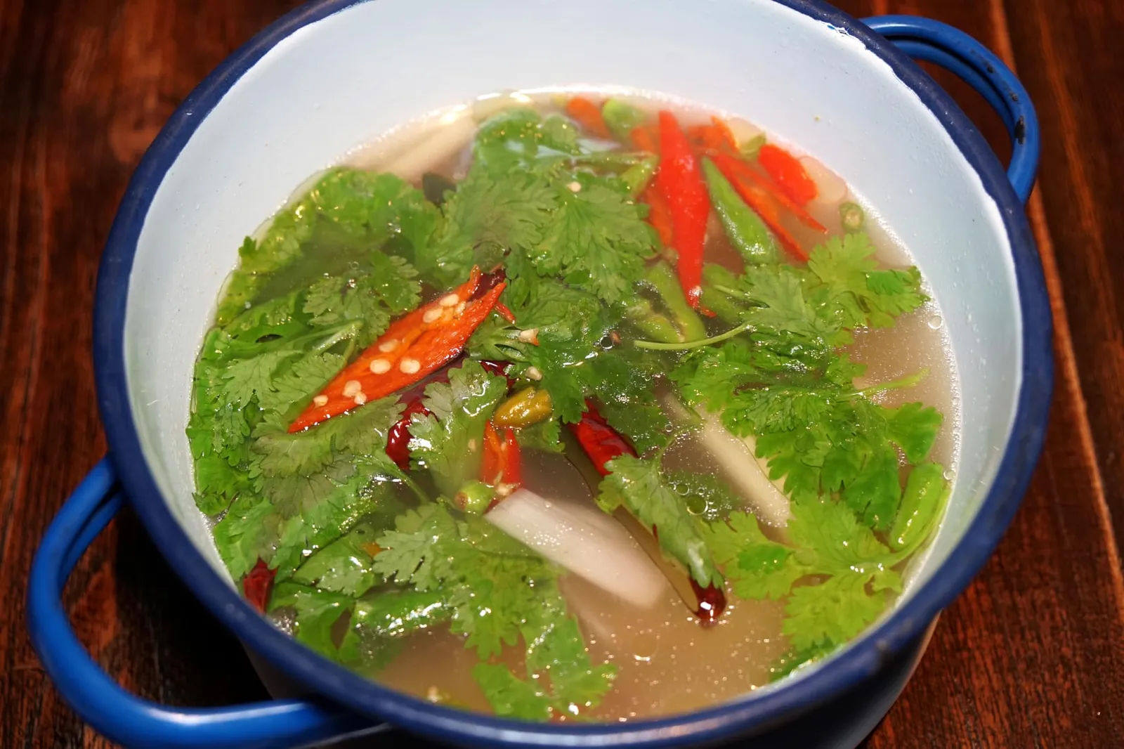 ไก่ต้มกระวาน (220++) Aromatic clear chicken soup, seasoned with siam cardamom shoots and Thai herbs ยอมรับว่าตอนแรกที่สั่งเมนูนี้มาก็ยังนึกรสชาติหลักของจานไม่ออกสักเท่าไหร่ แต่พอได้ชิม … อื้ม อร่อยไม่เบา รสเขาจะออกไปทางต้มยำน้ำใสที่มีความเผ็ดจัดจ้าน มีกลิ่นหอมและความซ่าจากหน่อกระวานและสมุนไพรต่างๆ ส่วนความเปรี้ยวจะเบากว่าต้มยำอยู่บ้าง ที่สำคัญคือเนื้อไก่ที่ใส่มานุ่ม สุกกำลังดี ไม่แข็ง อร่อยจนเรายกซดหมดถ้วยเลยล่ะ (13/20)
