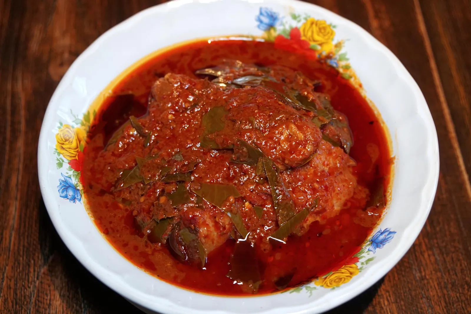 แกงหมูชะมวง (250++) Trat's famous sweet & sour pork belly stew with chamuang leaves แกงหมูชะมวงเป็นเมนูขึ้นชื่อจากภาคตะวันออกแถบจังหวัดจันทบุรี-ตราด ทางร้านเลือกใช้หมูสามชั้นและเนื้อสันคอเป็นเวลานานจนเปื่อยนุ่ม ส่วนไขมันของหมูสามชั้นจะดูดน้ำซอสของแกงเข้าไปด้วยช่วยตัดความเลี่ยนได้เป็นอย่างดี เครื่องแกงที่นี่เขารสถึงจริงๆ เนื้อเนียนละเอียด หอม มีรสเค็มและเผ็ดกำลังดี ตัดด้วยความเปรี้ยวจากใบชะมวง ทางร้านพิถีพิถันถึงขนาดเลือกใช้ใบชะมวงที่เติบโตในน้ำกร่อยแถบจังหวีดตราดเท่านั้นเพื่อให้มีความเปรี้ยวที่พอเหมาะ ไม่อ่อนไม่แก้จนเกินไป ขอแนะนำให้ทานกับข้าวสวยร้อนๆ บอกเลยว่าฟินสุดๆ (15/20)