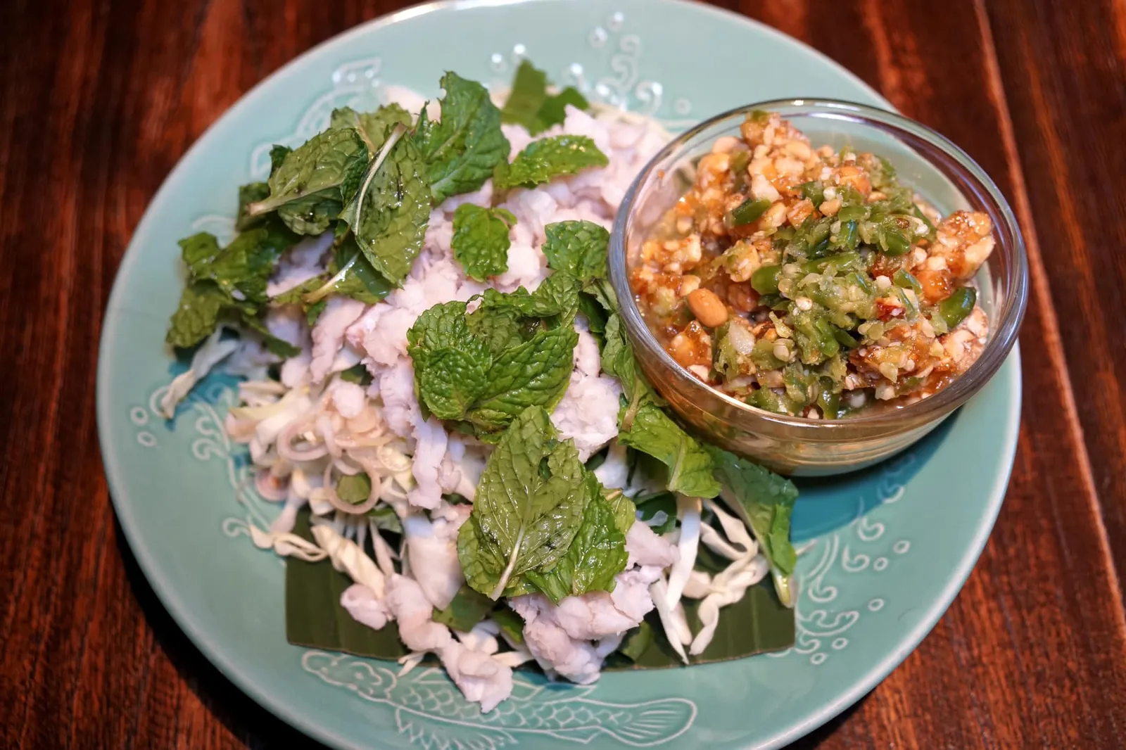 ปลาน้ำดอกไม้พล่า (250++) Refreshing Thai herbal salad and vinegar-cooked barracuda, served with special peanut brittle dressing อีกหนึ่งเมนูอาหารเรียกน้ำย่อยที่ทางร้านแนะนำคือพล่าปลาน้ำดอกไม้ เชฟนำปลามาปรุงให้สุกด้วยน้ำส้มสายชูคล้ายวิธีการทำเซบิเช่แบบเม็กซิกัน เนื้อปลงจึงยังมีความนุ่มเด้งอยู่มาก จากนั้นรองด้านล่างด้วยกะหล่ำฝอย ไฮไลท์คือคือน้ำพล่าที่มีรสหลากหลาย ทั้งยังใส่ขนมถั่วตัดเป็นชิ้นๆลงไปด้วยทำให้ตอนทานจะมีความหวานและเนื้อสัมผัสที่ต้องเคี้ยว ทั้งแปลกและอร่อยไปในตัว (13/20)