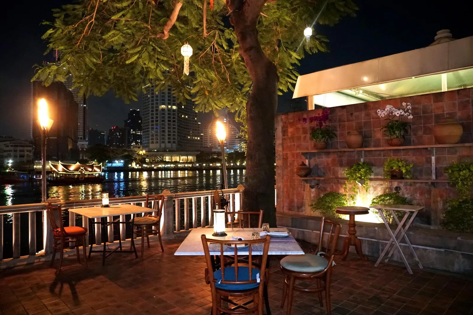ร้านที่เราหยิบมารีวิวในวันนี้เป็นห้องอาหารไทยระดับ Fine Dining ในโรงแรมสุดหรูอย่าง The Peninsula Bangkok มีชื่อว่า “ทิพย์ธารา” ซึ่งแปลว่าสายน้ำจากสรวงสวรรค์