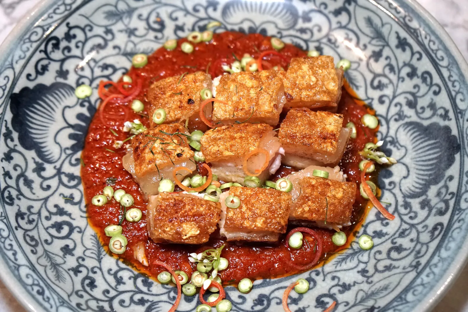 ผัดพริกขิงหมูกรอบ (460++) Homamade crispy pork belly with red curry and ginger เมนูเด็ดสำหรับคนไม่กลัวอ้วน ทางร้านใช้หมูกรอบคุณภาพ คือมีอัตราส่วนไขมันต่อเนื้อสูง ทานแล้วหนังกรอบมาก ชั้นไขมันก็นุ่มมากๆ ทานกับซอสผัดพริกขิงรสดีช่วยลดทอนความมันของหมูกรอบได้อย่างลงตัว (13/20)