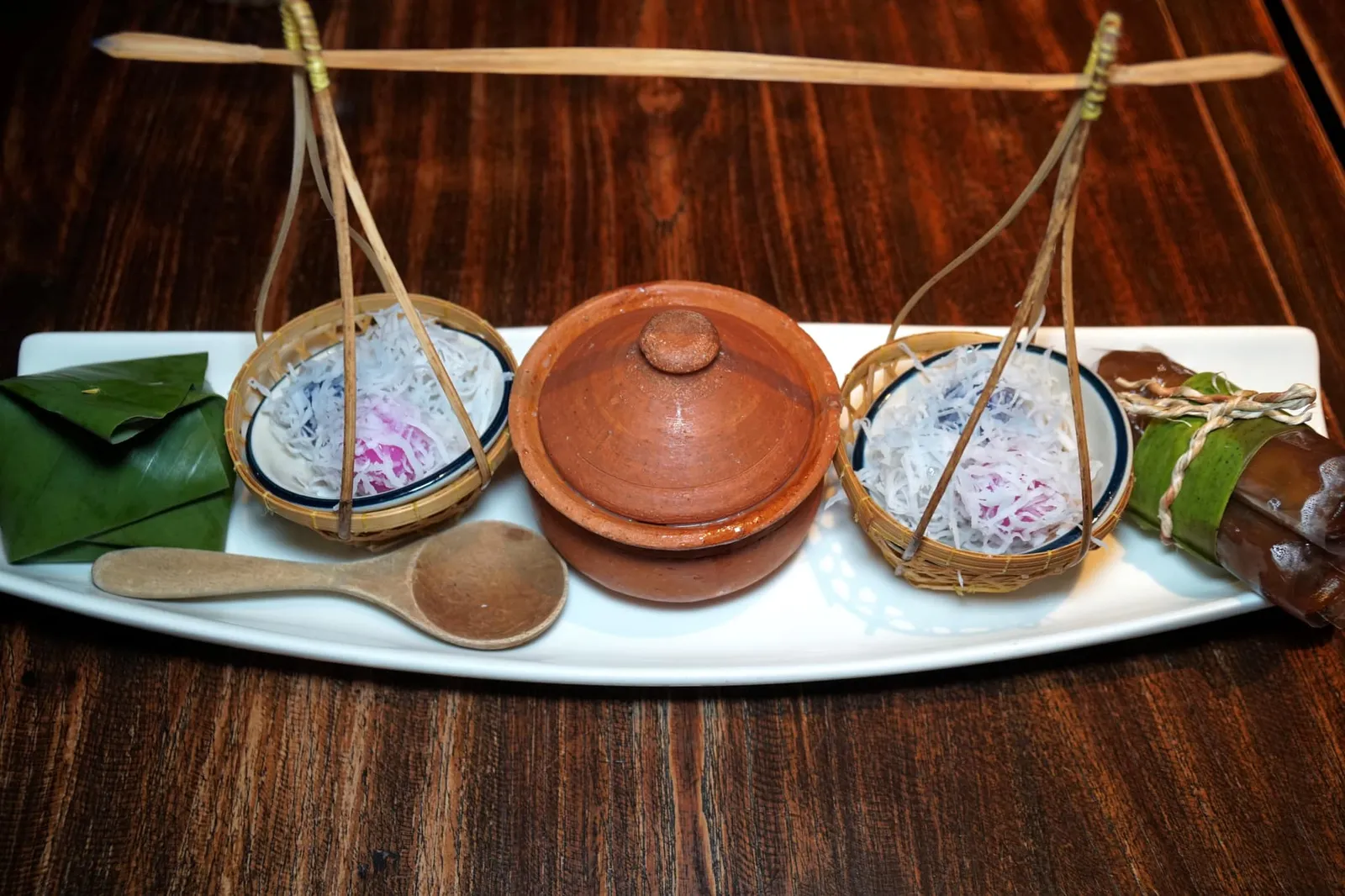 หาบขนมไทยรวมมิตร (350++) Sri Trat signature dessert platter ใครที่อยากลองขนมเมนูอาหารหวานหลายอย่างต้องสั่งหาบขนมไทยเสิร์ฟมาถึง 4 อย่าง ทุกชิ้นทำออกมาได้ดีในแบบที่ควาจะเป็น แต่ด้วยปริมาณที่ค่อนข้างเยอะอาจต้องเผื่อท้องกันไว้แยกจากของคาวสักหน่อย (13/20)