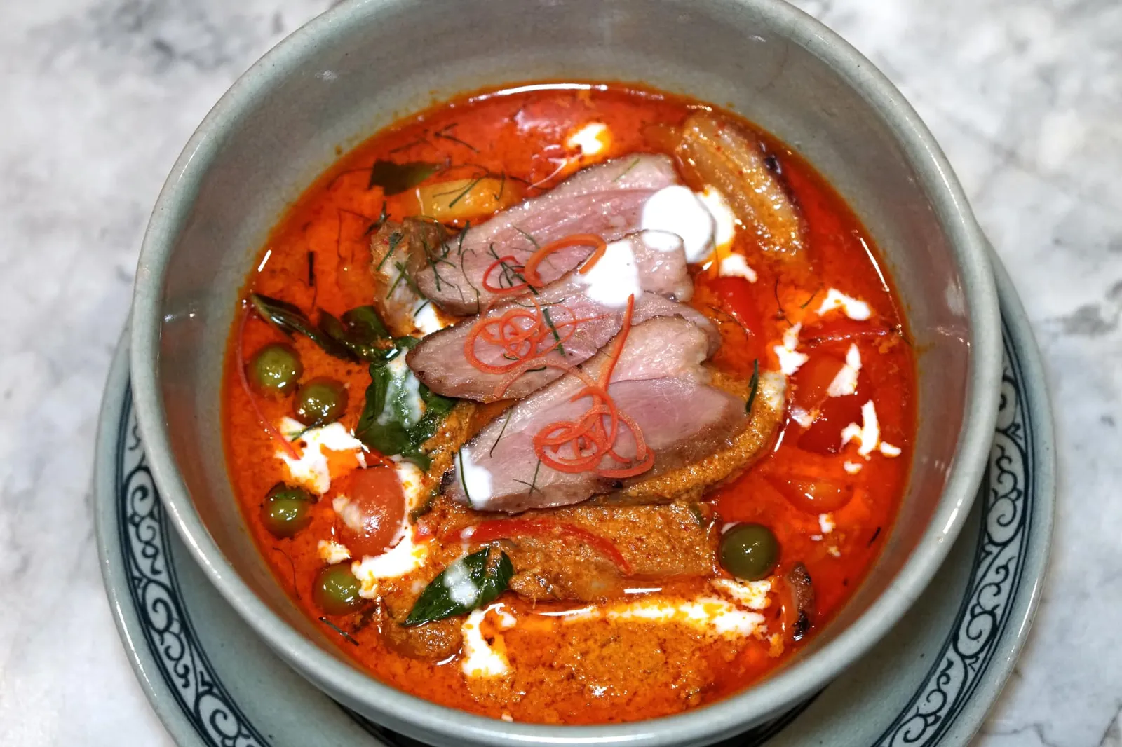 แกงเผ็ดเป็ดย่าง (590++) Red curry with roasted duck, tomatoes, pineapple and grapes แกงทุกชามที่นี่ตำพริกแกงกันเองทั้งหมด เครื่องแกงเนียน ละเอียด หอมกลิ่นสมุนไพรต่างๆ เชฟใส่องุ่น ลิ้นจี่ สับปะรดมาด้วยเพื่อเพิ่มความหวานให้ตัดกับรความมันและความเผ็ด น้ำกะทิผ่านการเคี่ยวจนแตกมันสวยงามน่าทาน ส่วนโปรตีนหลักแม้จะใช้เป็ดเชอร์รี่บ้านเราแต่เนื้อเป็ดนุ่ม ไม่มีกลิ่นสาบใดๆ (13/20)