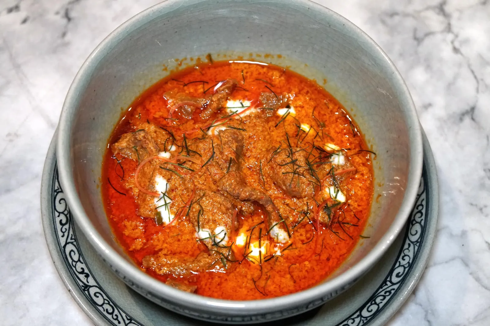 แกงแพนงเนื้อ (620++) Panaeng curry with Australian black angus beef, coconut milk and cumin powder อีกจานคือแกงแพนงที่ทำรสชาติออกมาได้ดีไม่แพ้กัน เนื้อแกงตำมาอย่างดีจนละเอียด หอมสมุนไพร ส่วนโปรตีนหลักเชฟเลือกเชฟใช้เป็นเนื้อวัวออสเตรเลียซึ่งมีเนื้อสัมผัสเคี้ยวง่ายกว่าเนื้อไทยแต่ยังเรียกว่านุ่มไม่ได้ ตรงนี้แล้วแต่คนชอบ (13/20)