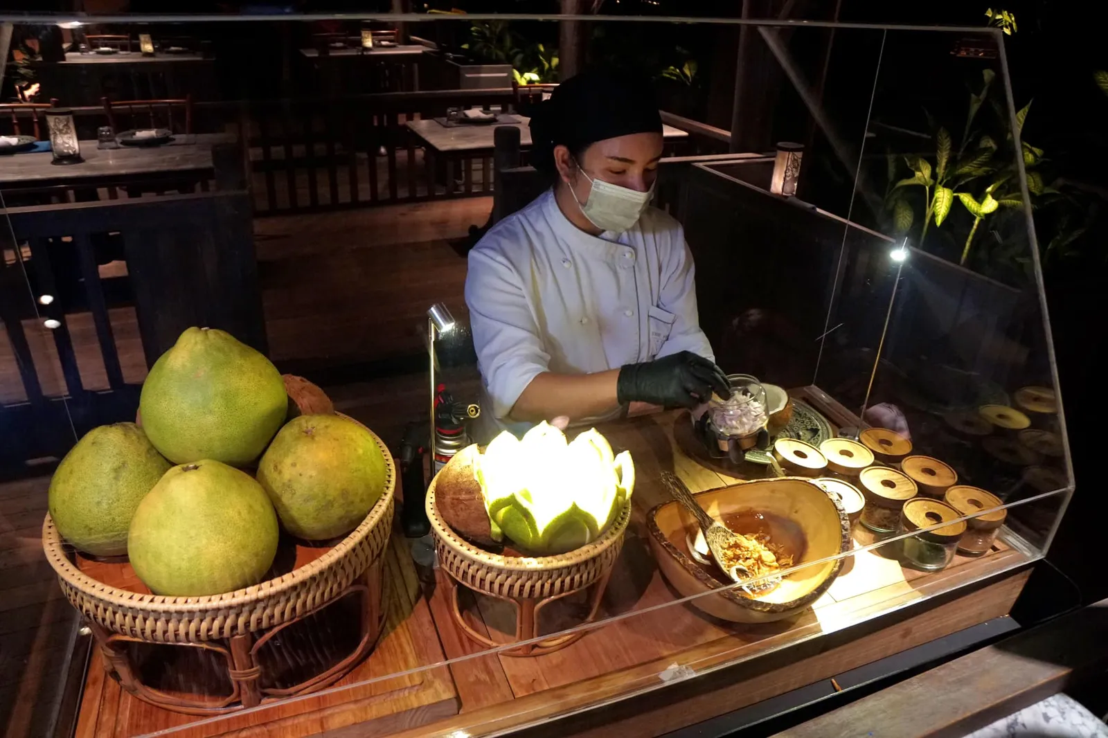 ยำส้มโอกุ้งเผา (620++) “Nakonchaisi” organic pomelo with river prawns, roasted coconut and kaffir lime หนึ่งในเมนูเด็ดที่เพิ่งเพิ่มเข้ามาในรายการคือ “ทิพย์ธาราติดล้อ” โดยจะมีทีมเชฟเข็นรถมาปรุงอาหารกันให้ชมสดๆกันที่ข้างๆโต๊ะ วันนี้เราได้ลองสั่งยำส้มโอกุ้งเผามาลองชิมกันดู (14/20)