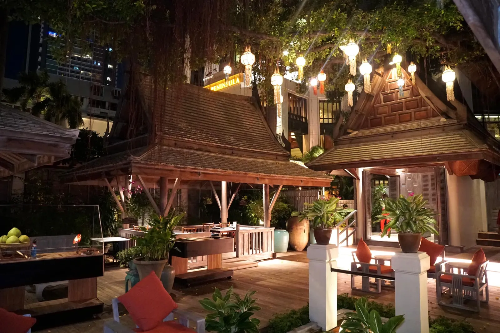เพื่อนๆสามารถเลือกสั่งเป็นชุด Set Menu 2 แบบชื่อว่า Thiptara Set Menu (1,990++/p0 หรือ Ruenthip Set Menu (2,100++/p) ซึ่งเราได้เคยทำรีวิวไปแล้วเมื่อปีก่อน หรือจะเลือทานเป็นเมนู À La Carte ตามใจชอบแบบที่เราสั่งในวันนี้ก็ได้