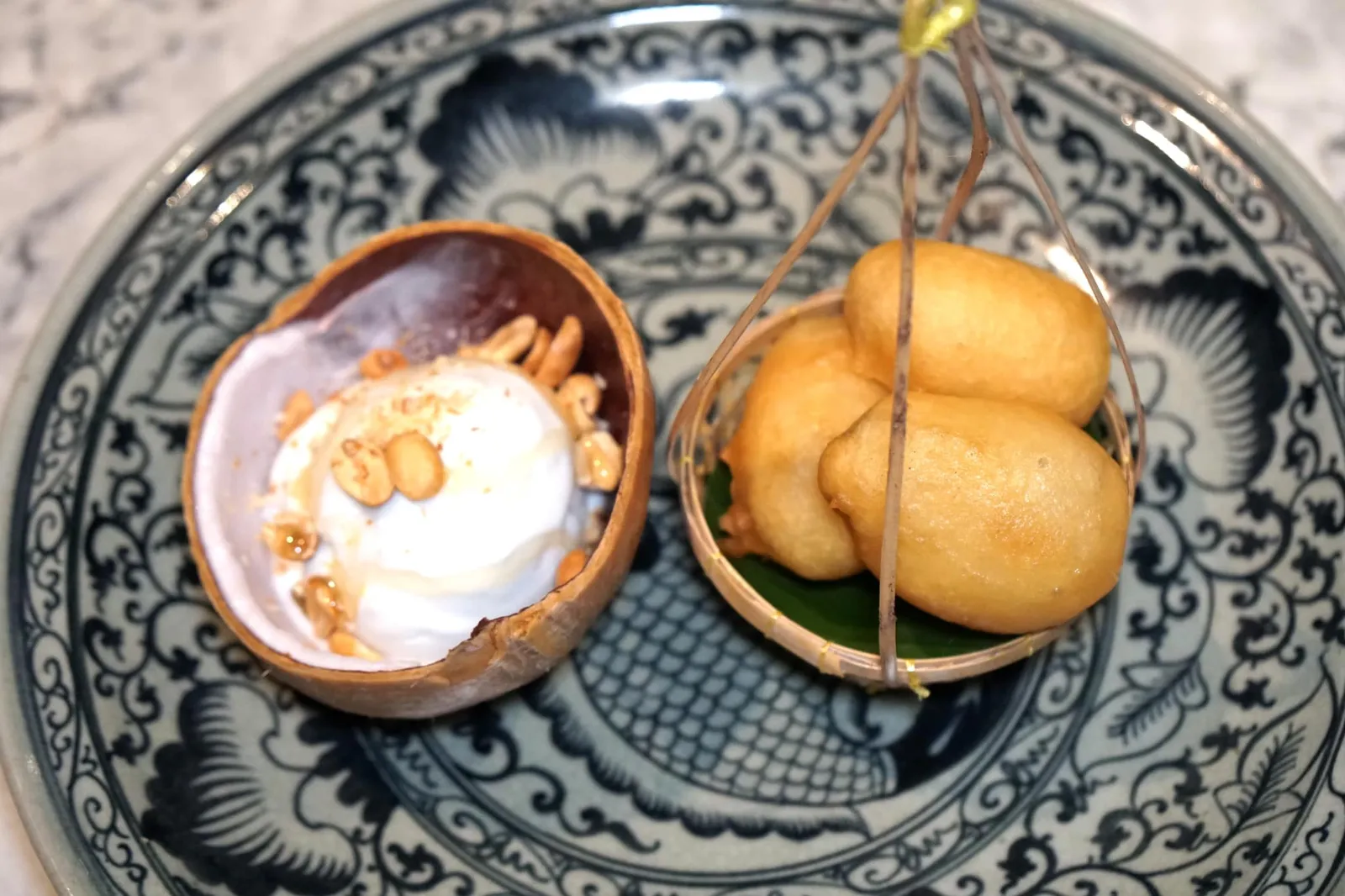 กล้วยทอดไอศกรีมกะทิ (320++) Fried banana with coconut ice cream, glaze peanut and honey ขนมหวานซิกเนเจอร์ของทางร้านคือกล้วยทอด แม้จะดูไม่ใช่เมนูที่ซัยซ้อนแต่เชฟทำออกมาได้ดีเกินคาดจริงๆ เริ่มจากการนำกล้วยที่สุกจนงอมไปทอด เนื้อด้านในนุ่ม หวาน และคงความฉ่ำเอาไว้ได้ดีในขณะที่ด้านนอกกรอบ ฟู บาง ไฮไลท์คือไอศกรีมกะทิที่ทางร้านทำเองมีรสชาติหวานมันกำลังดี ไม่บาดคอ ถ้าให้เลือกสั่งขนมหวานอย่างเดียวเราขอชี้เป้าอันนี้ให้เลย (13/20)