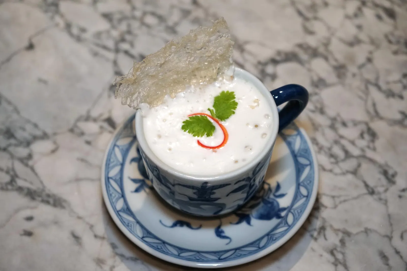 ซุปต้มข่า (Complimentary) Citrus-flavoured coconut soup ระหว่างรออาหารพนักงานจะเสิร์ฟซุปต้มข่าให้ทานเพื่อช่วยเรียกน้ำย่อน น้ำซุปอุ่นๆ รสชาติเปรี้ยวจี๊ด ตัดด้วยความมันและหอมของโฟมมะพร้าวที่ด้านบน อย่าลืมคนให้เข้ากันก่อนทานเพื่อรสชาติที่ดีที่สุด (12/20)