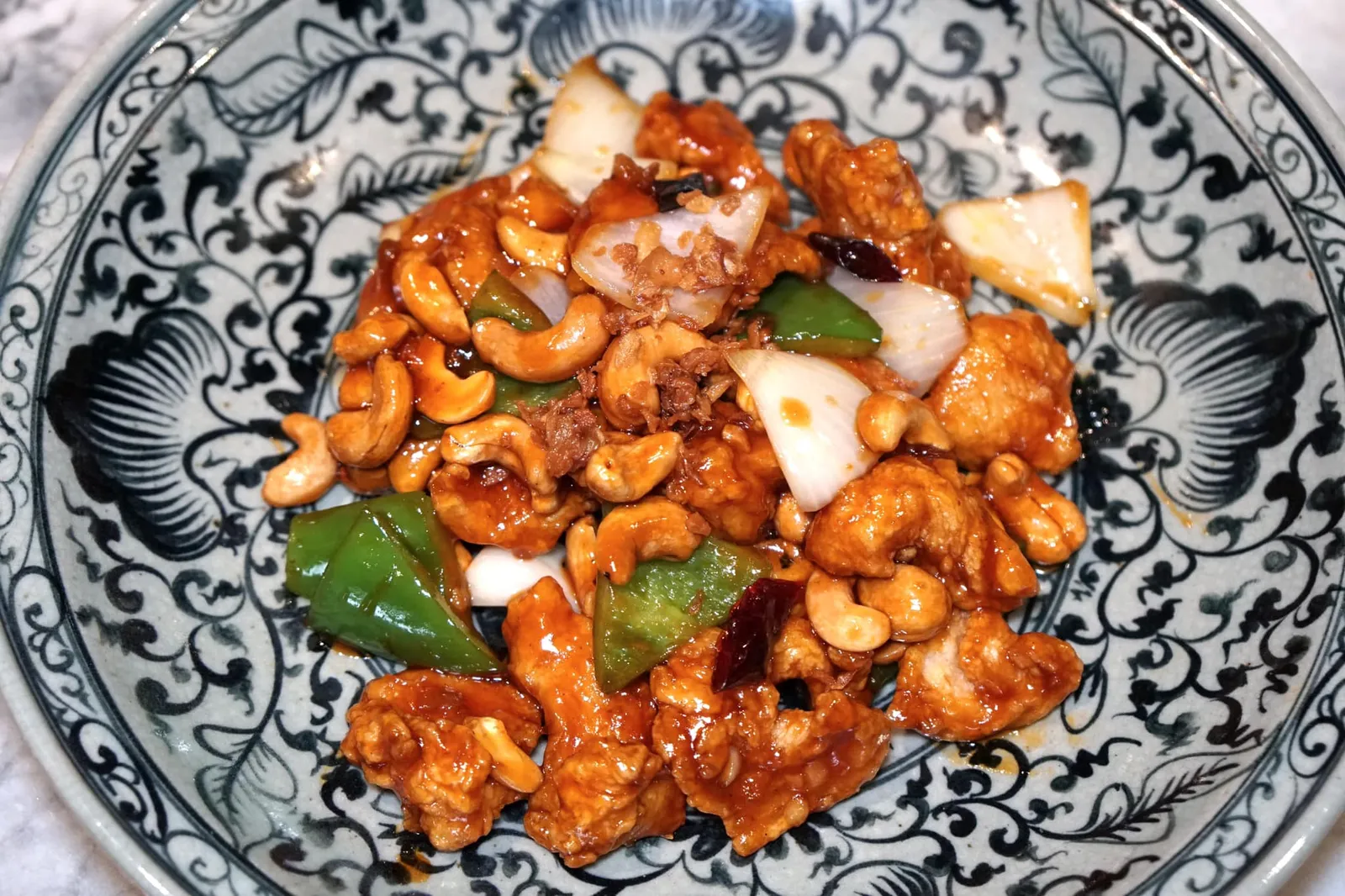 ไก่ผัดเม็ดมะม่วง (490++) Crispy chicken and cashew nut with sweet and sour sauce น้องพนักงานแนะนำจานนี้ให้เราเพราะเป็น Signature Dish ของทางร้าน เนื้อไก่ชิ้นขนาดพอดีคำทอดจนกรอบแล้วจึงนำไปผัดกับซอสรสชาติเปรี้ยวหวานเข้มข้นจนเคลือบเนื้อไก่ทั่วกัน ส่วนผักอย่างอื่นมีมีหอมใหญ่ พริกหวาน และเมล็ดมะม่วงหิมพานต์ (13/20)