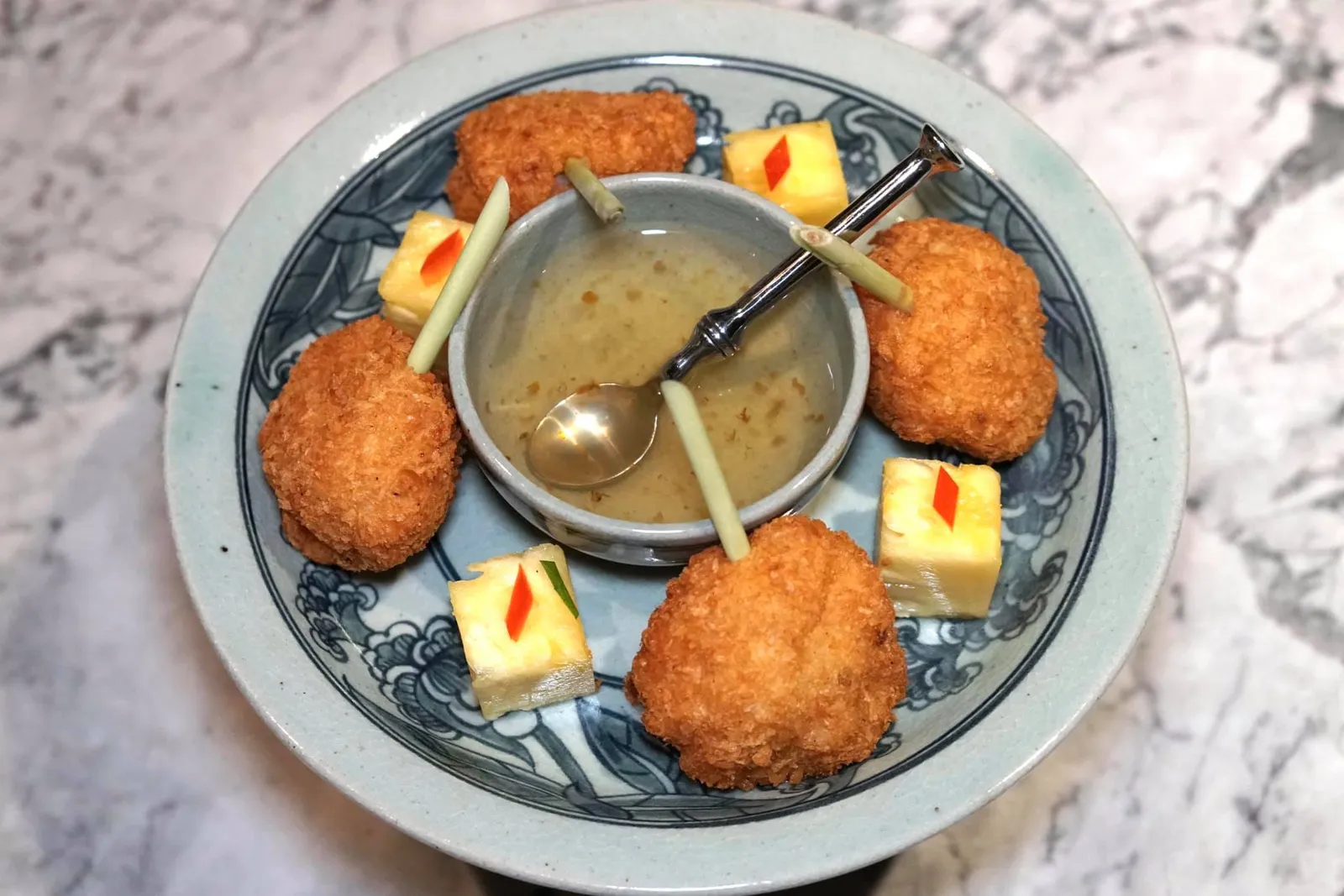 ทอดมันกุ้ง (580++) Deep-fried Thai shrimp cakes served with plum sauce แม้ราคาจะสูงสักหน่อย แต่ทอดมันกุ้งถือเป็นจานที่ดีที่สุดในค่ำคืนนี้ ต่างนากร้านทั่วไปที่เนื้อกุ้งจะเด้ง แน่น เชฟทำเนื้อกุ้งนุ่มมากจนกัดแล้วแทบจะละลายในปากในขณะที่ผิวด้านนอกกรอบกำลังดี ทานกับน้ำซอสบ๊วยรสหวานอมเปรี้ยวสลับกันกับสับปะรดเข้ากันลงตัว (14/20)