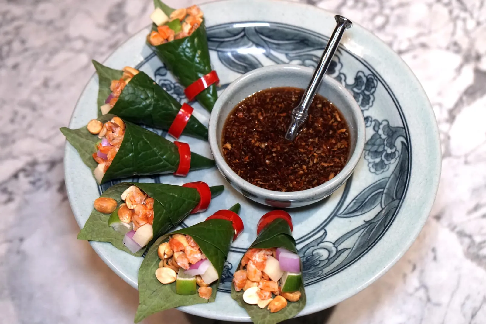 เมี่ยงคำ (360++) “Thai style” bite-size treasures filled with condiments เมนูบ้านๆที่กลับทำออกมาได้อย่างโดดเด่นที่สุดในวันนี้คือเมี่ยงคำ เสิร์ฟมาคู่กับน้ำซอสข้างๆกัน ด้านในมีเครื่องเมี่ยงหลายอย่างทั้งมะพร้าวคั่ว มะนาว ขิง หอมแดง ถั่วลิสง และกุ้งแห้ง ห่อมาในใบชะพลูขนาดพอดีคำ แล้วกลัดด้วยพริกซอยอีกทีหนึ่ง ไฮไลท์คือซอสมะขามเข้มข้น หวานนำ มีกลิ่นหอมเด่นชัด ถือเป็นเมนูที่ห้ามพลาดเลยล่ะ (14/20)