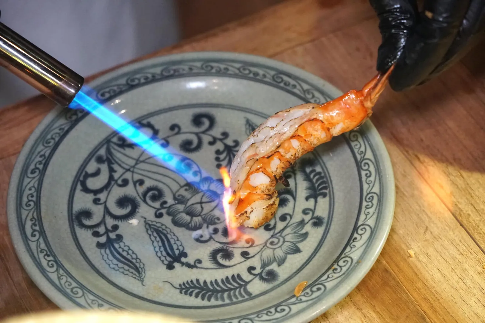 ยำส้มโอกุ้งเผา (620++) “Nakonchaisi” organic pomelo with river prawns, roasted coconut and kaffir lime ต่อมาพนักงานจะนำกุ้งลายเสือขนาดกลางมาทอร์ชด้วยไฟจนหอม วางลงบนกะลาที่ผ่านการทอร์ชไฟจนหอมเช่นกัน ปิดท้ายด้วยการทอปด้วยมะพร้าวแผ่นอบอีกทีหนึ่ง (14/20)