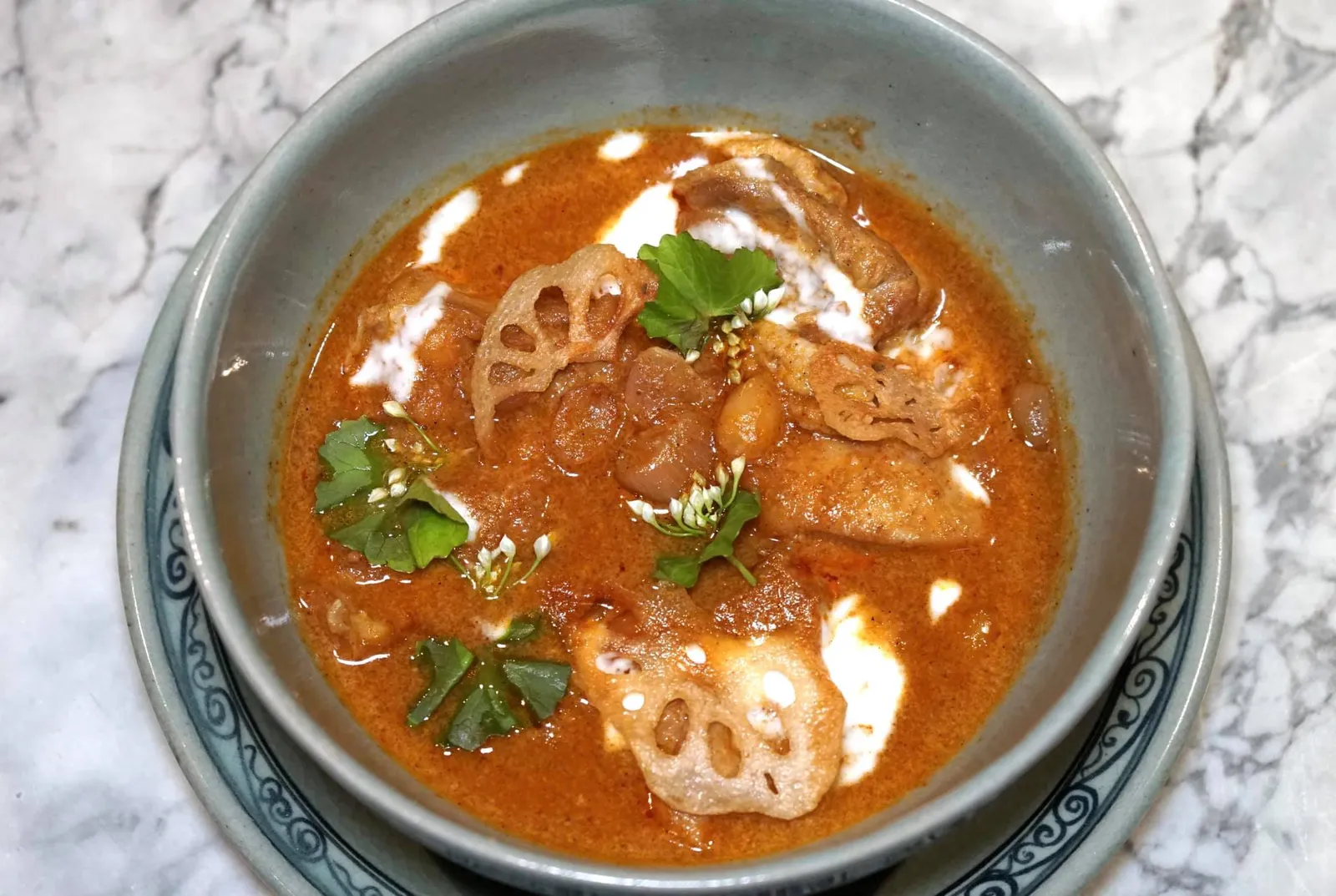 แกงมัสมั่นไก่ (480++) Massaman curry with chicken, freeze-dry durian and potatoes แกงมัสมั่นทำออกมาตามสูตรของเชฟ ไม่ข้นอย่างสูตรชาวมุสลิมแต่รสชาติอร่อยไม่เบา กลิ่นสมุนไพรหอมเด่นชัด เนื้อไก่นุ่ม ไม่สุกจนเกินไป เสริมมิติทางเนื้อสัมผัสด้วยการใส่มันชิ้นเล็กๆบงไปด้วย (13/20)