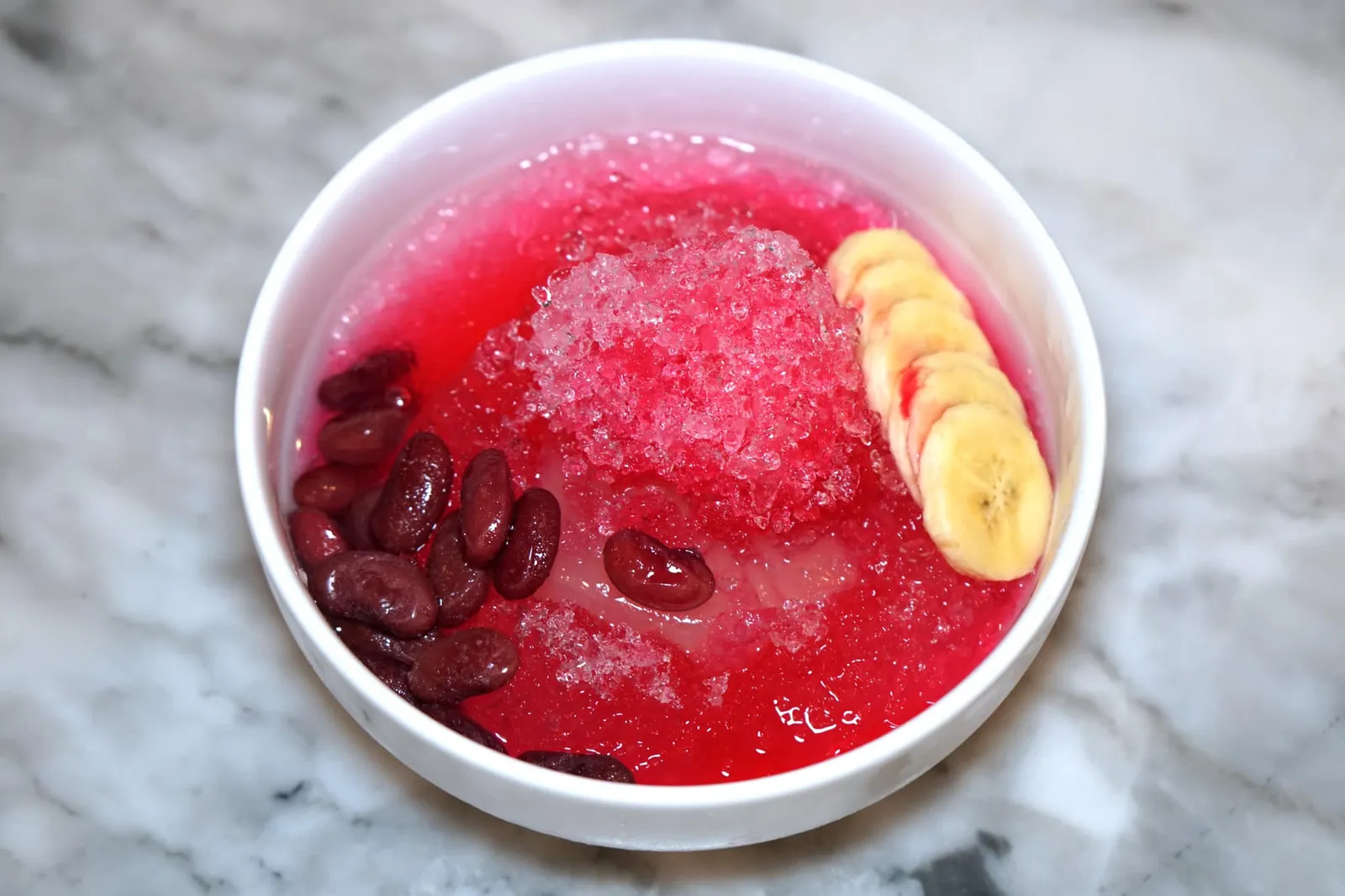 โอเอ๋ว (45) Banana Jelly ปิดท้ายด้วยน้ำแข็งใสขึ้นชื่อของเมืองภูเก็ตอย่าง “โอเอ๋ว” เป็นวุ้นใสๆที่ทำมาจากเมือกของเมล็ดโอเอ๋วผสมกับเมือกกล้วยน้ำว้า ทานกับถั่วเเดงเเละกล้วยหั่นเป็นแว่นๆ ช่วยเรียกความสดชื่นปิดท้ายมื้ออาหารได้เป็นอย่างดี (12/20)