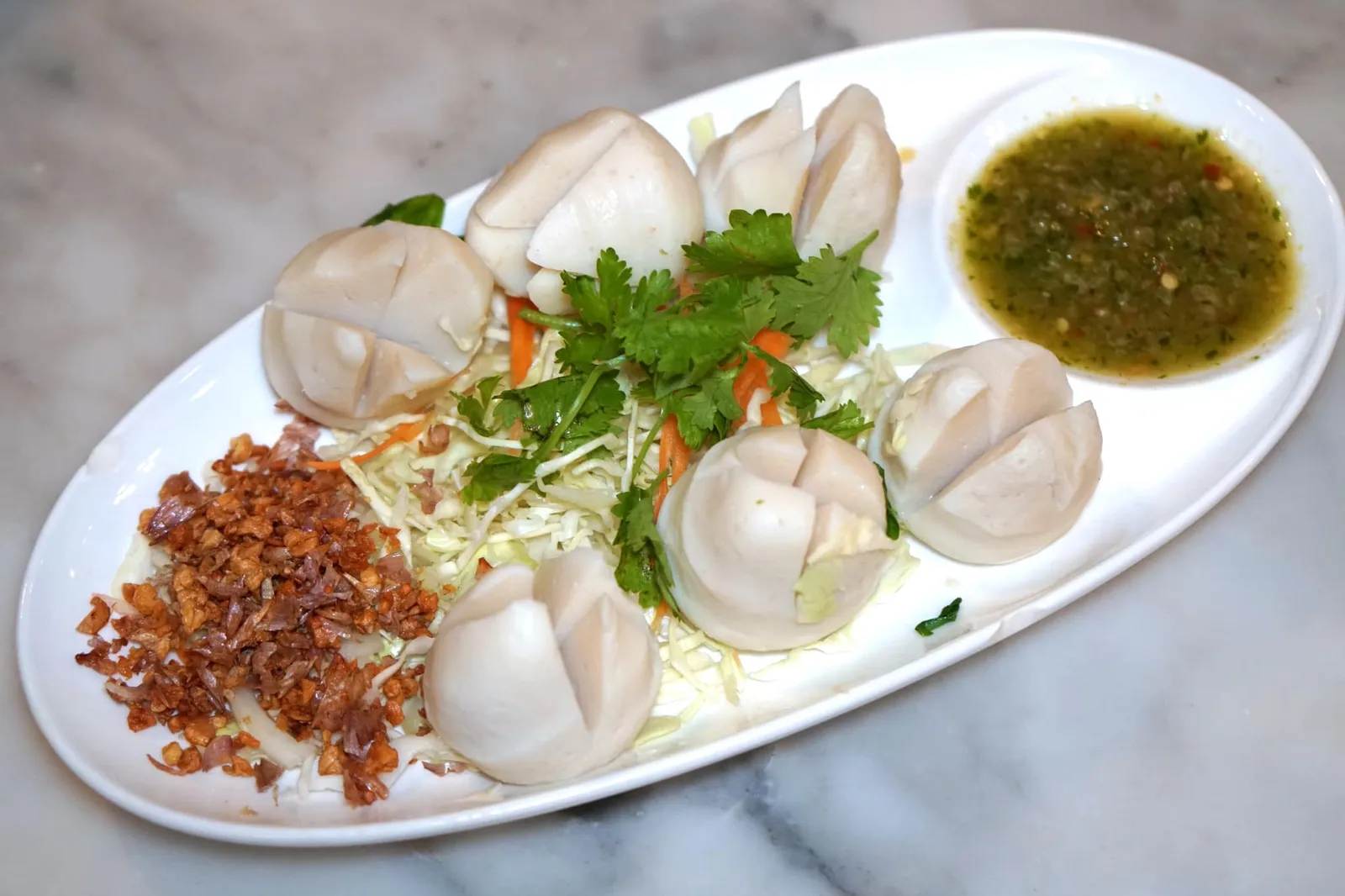 ลูกชิ้นปลาลวกภูเก็ต (240) Phuket Fish Ball เริ่มต้นด้วยหนึ่งในจานที่ดีที่สุดในวันนี้อย่างลูกชิ้นปลาลวกที่ทำมาจากเนื้อปลาทะเลสดๆ 100% จึงมีความนุ่ม หนึบ เด้ง โดยไม่ต้องผสมสารเคมีใดๆ ทั้งยังไร้ซึ่งกลิ่นคาวปลา ก่อนทานให้โรยด้วยกระเทียมกรอบและน้ำจิ้มซีฟู้ดรสเด็ด ใครไม่สั่งถือว่าพลาดเลยล่ะ (14/20)