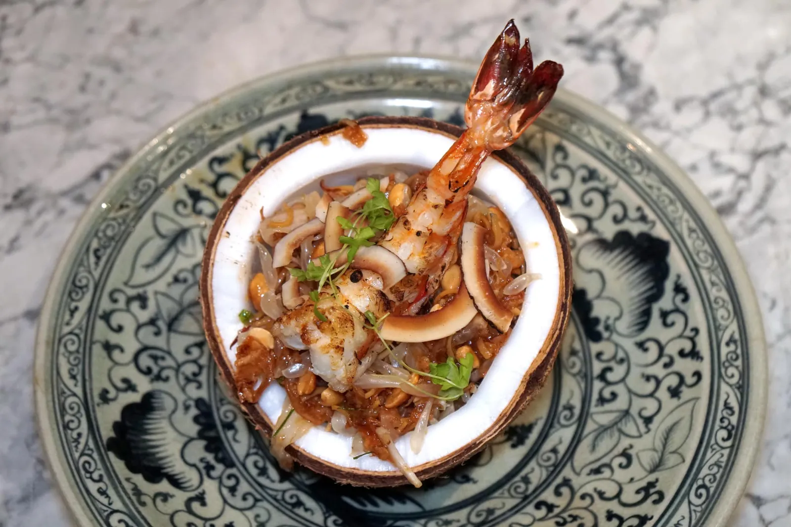 ยำส้มโอกุ้งเผา (620++) “Nakonchaisi” organic pomelo with river prawns, roasted coconut and kaffir lime ส้มโอนครชัยศรีให้เนื้อสัมผัสที่ดี หวานพอเหมาะสำหรับนำมาทำเป็นยำ น้ำยำรสชาติเปรี้ยวหวานและเค็มบาลานซ์กันอย่างลงตัว ทั้งยั้งมีความกรอบในหลายมิติจากองค์ประกอบหลายๆอย่างที่ใส่มา เนื้อกุ้งแน่น ทานหลายๆองค์ประกอบพร้อมกันเพื่อรสชาติที่ดีที่สุด (14/20)
