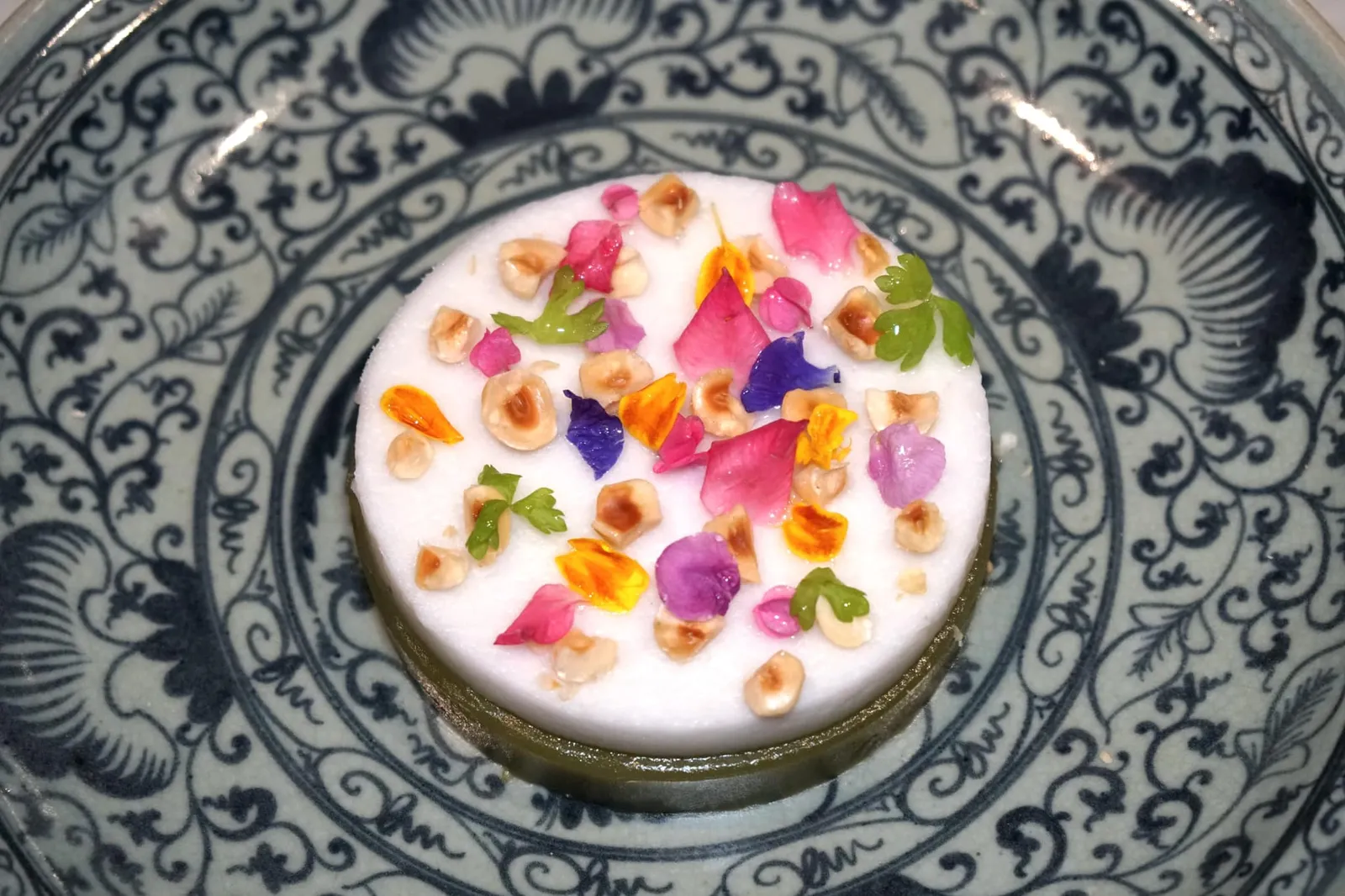 ขนมถ้วย (290++) Thai coconut milk custard with marinated flowers ขนมถ้วยที่นี่นำเสนอออกมาได้น่าสนใจ เชฟเปลี่ยนจากการใส่มาในถ้วยแบบปกติมาเป็นการนำเสิร์ฟแบบ 2 เลเยอร์ ด้านบนเป็นคัวตาร์ดกะทิหอม มัน และดอกไม้ทานได้ที่แช่ในน้ำเชื่อมหวานๆ ด้านล่างเป็นคัสตาร์ดใบเตยนุ่มๆ มีถั่วช่วยเพิ่มความกรอบ รสชาติทำออกมาไม่หวานจนเกินไป (12/20)
