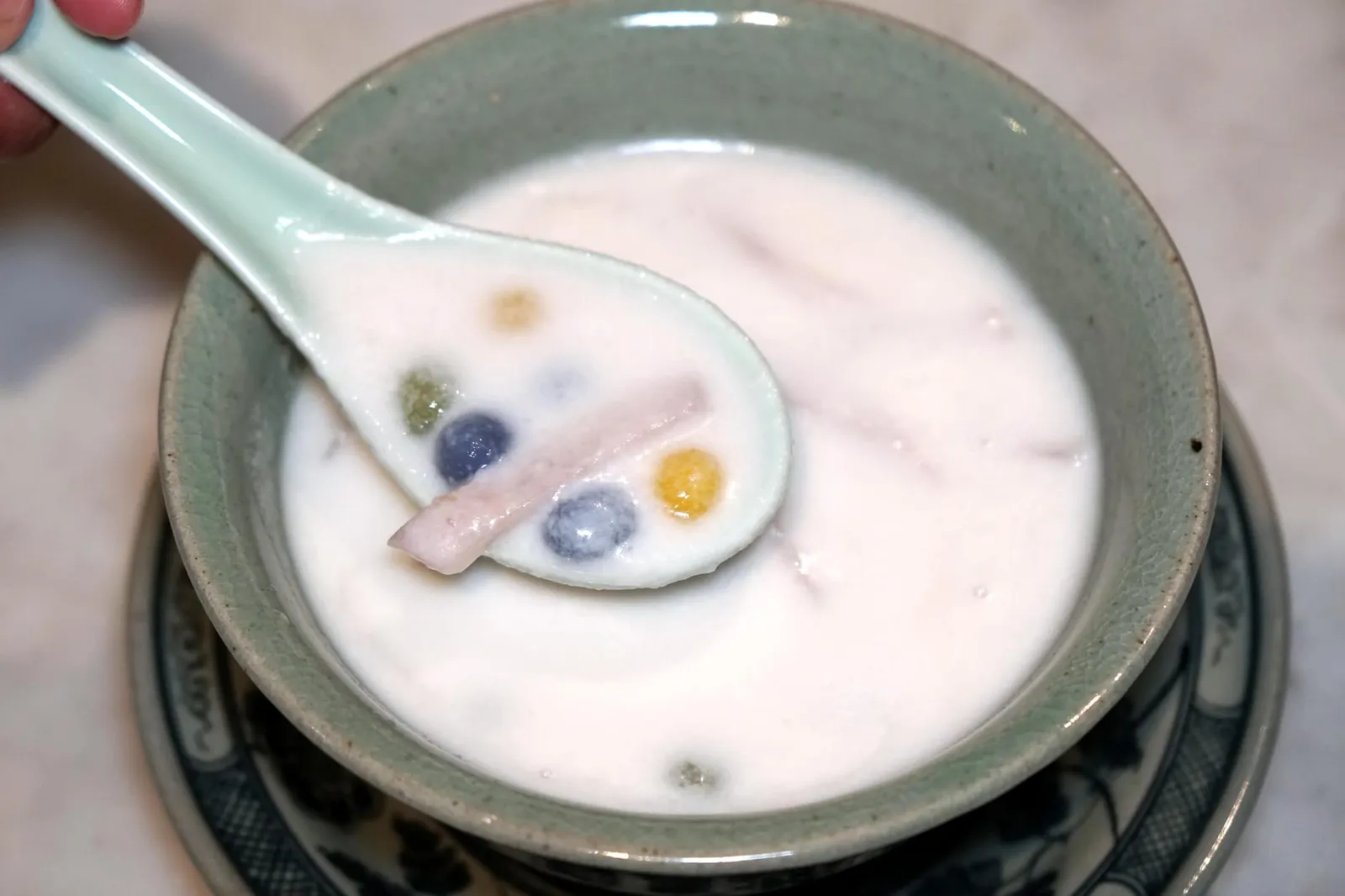 บัวลอย (350++) Glutinous rice balls in sweet coconut milk สุดท้ายคือขนมบัวลอยนุ่มหนึบ ใส่มาในน้ำกะทิรสชาติกลมกล่อม ไม่หวานบาดคอ มีเนื้อมะพร้าวกรอบๆช่วยเพิ่มมิติทางเนื้อสัมผัส (12/20)